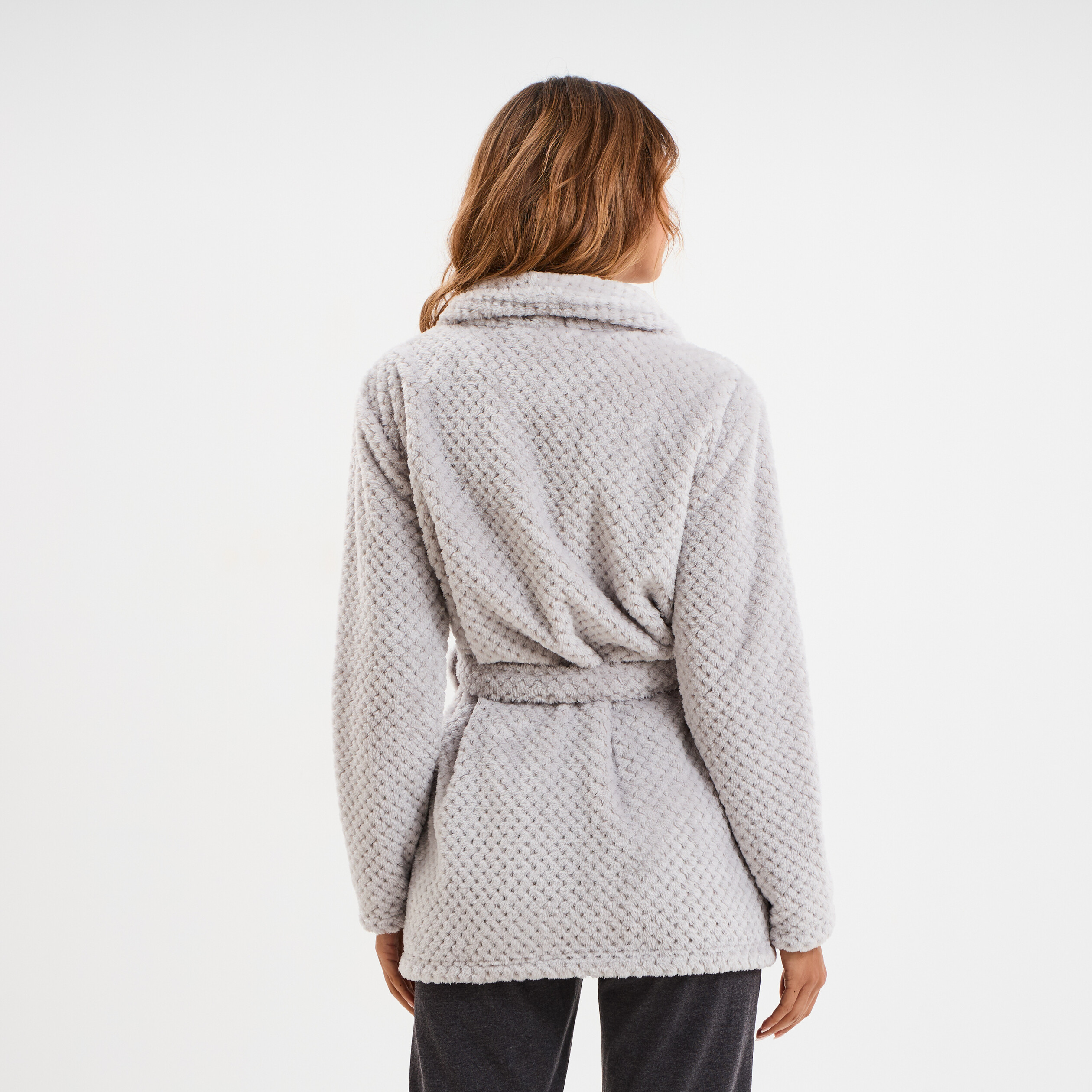 Peignoir mi-long effet polaire ceintur&eacute; gris clair femme