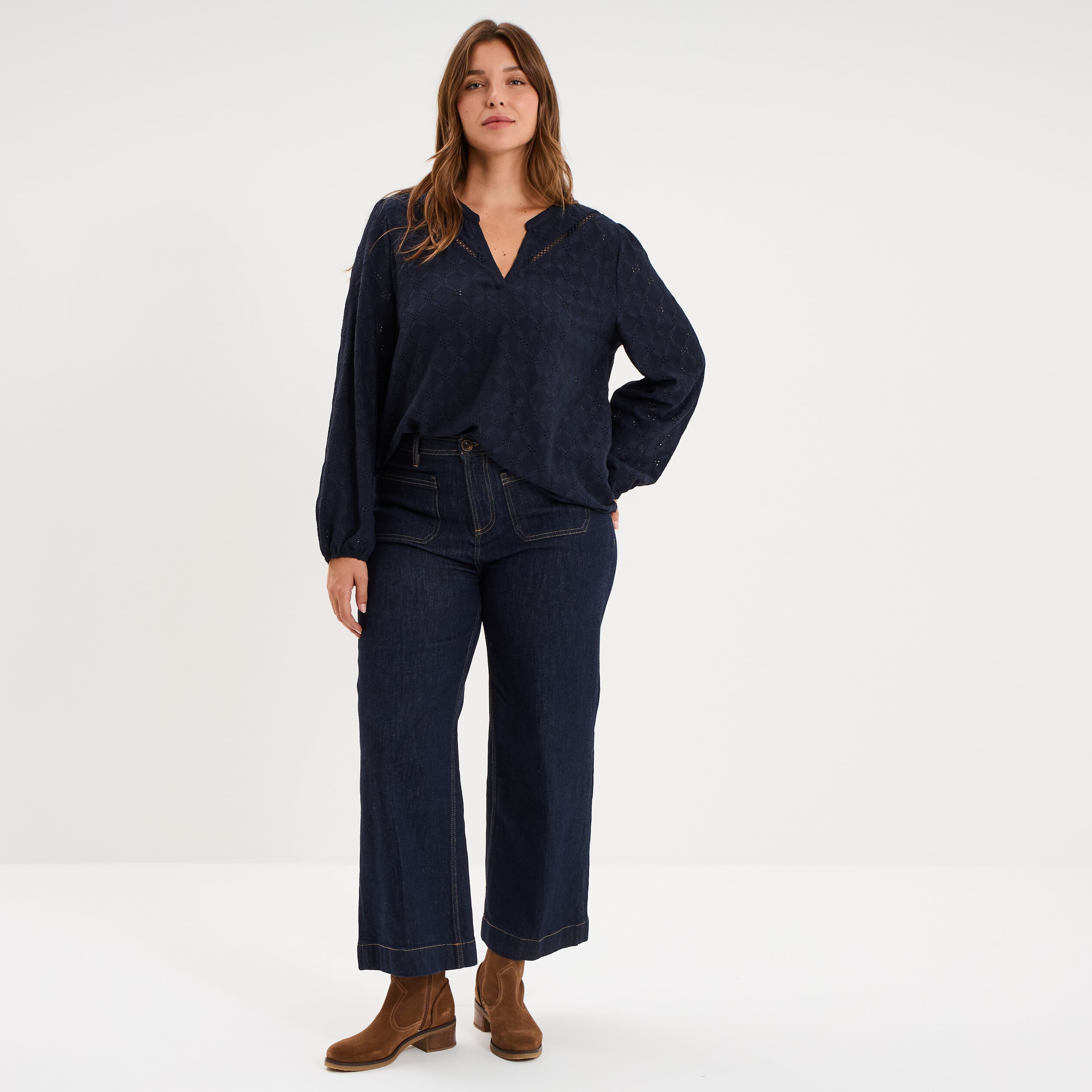 Blouse ajour&eacute;e manches 3/4 col tunisien bleu fonc&eacute; femme grande taille