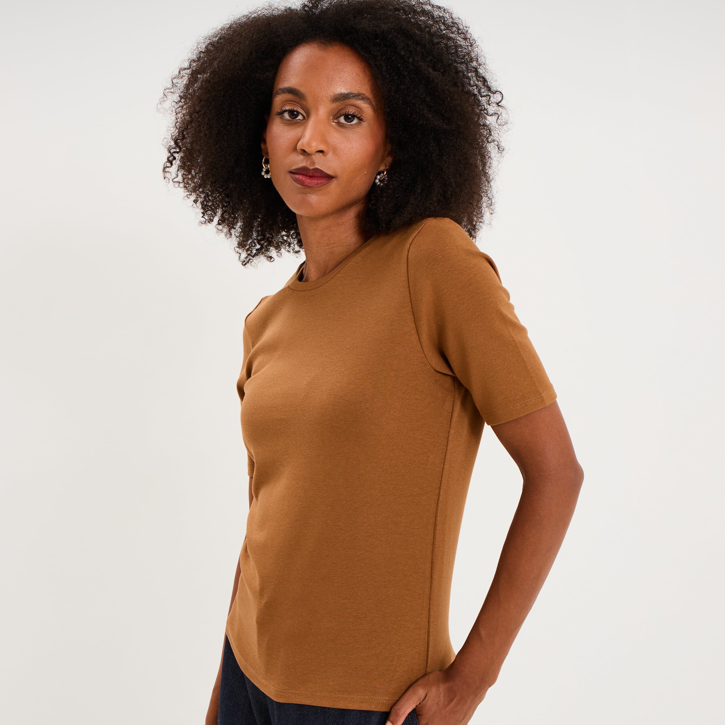 T-shirt col rond manches courtes ajust&eacute; marron clair femme