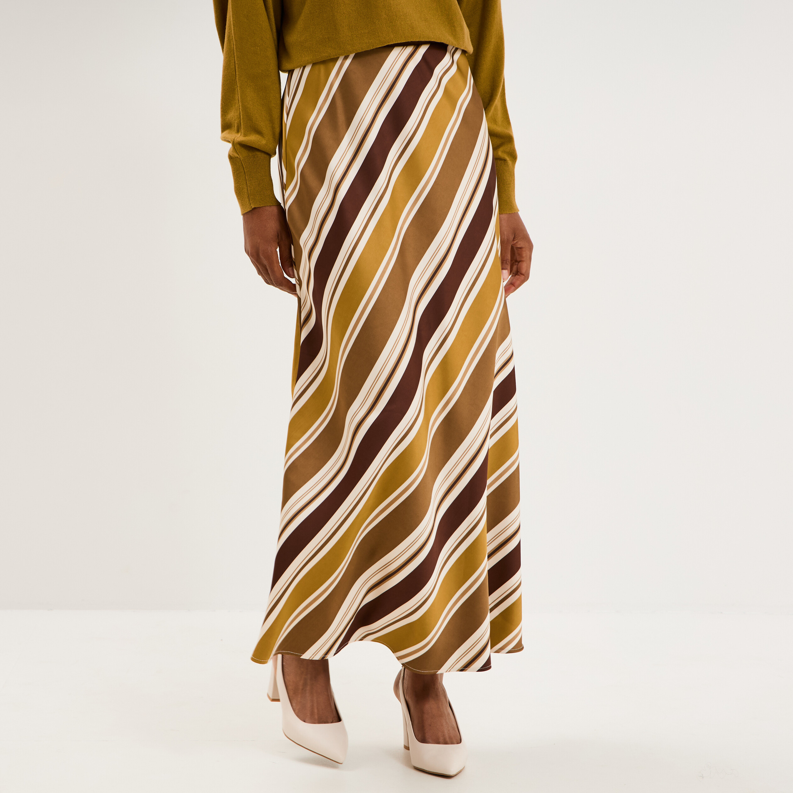 Jupe longue &eacute;vas&eacute;e effet satin vert kaki femme