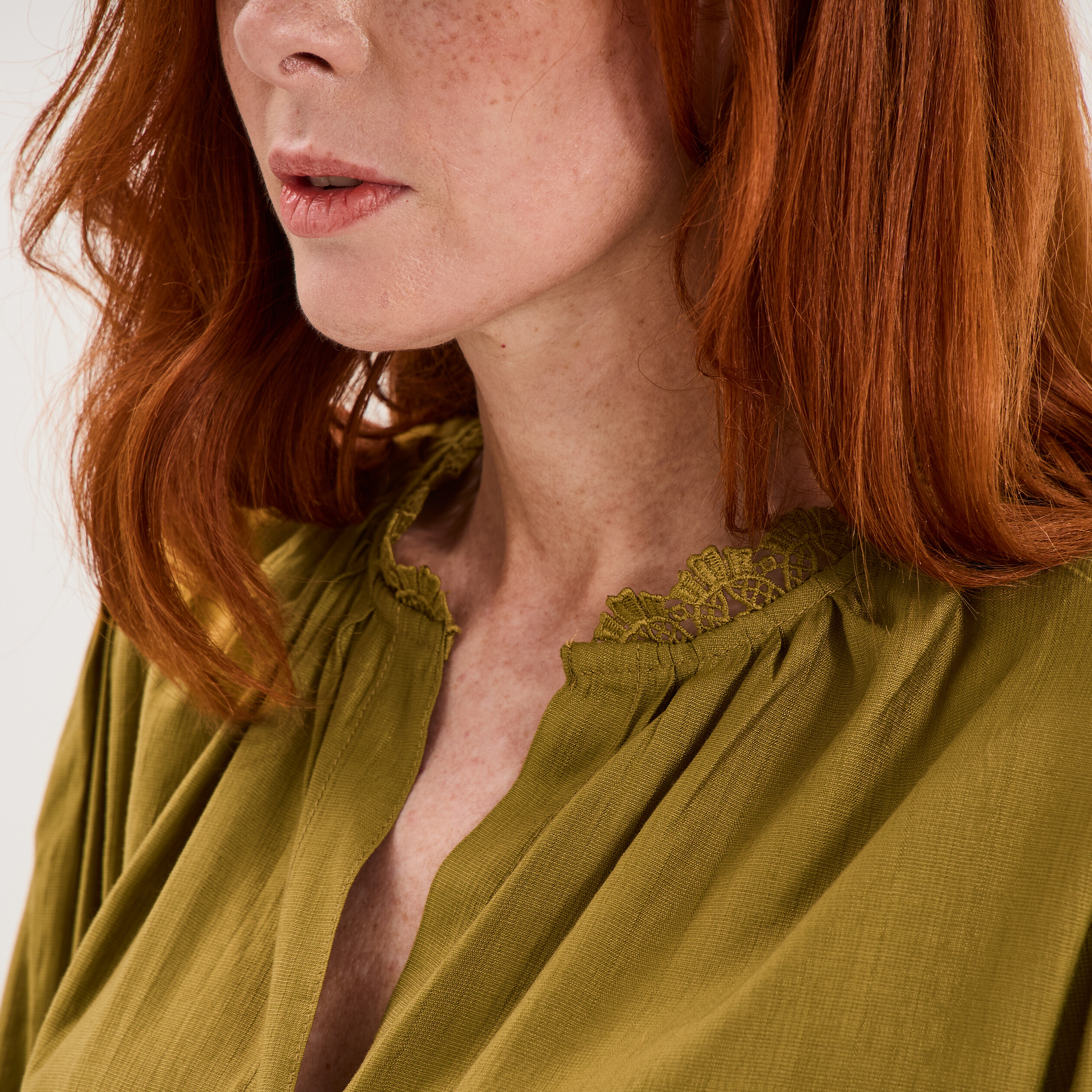 Blouse manches longues col dentelle vert olive femme
