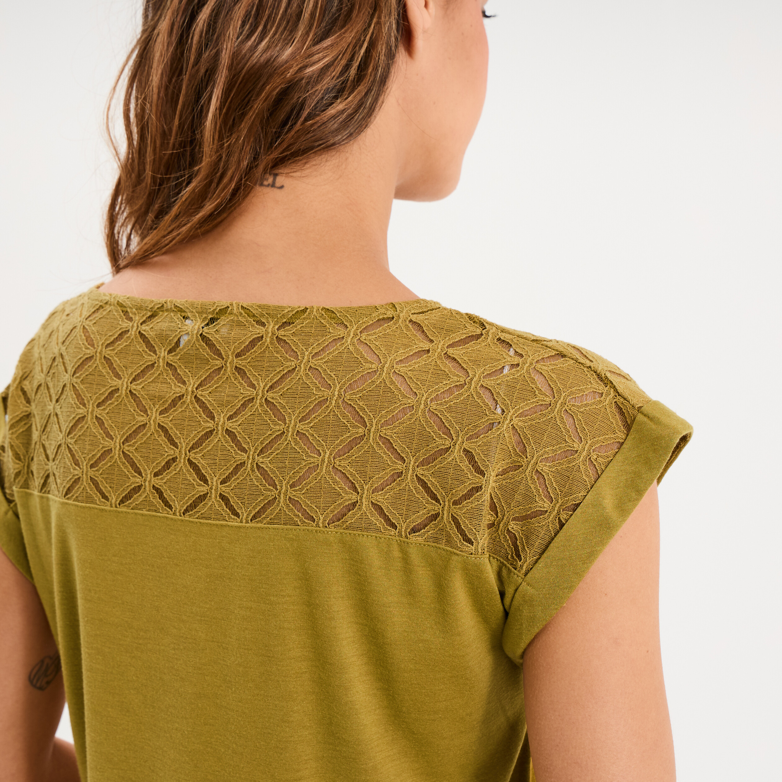 T-shirt col en V ajour&eacute; &eacute;paules et dos vert olive femme