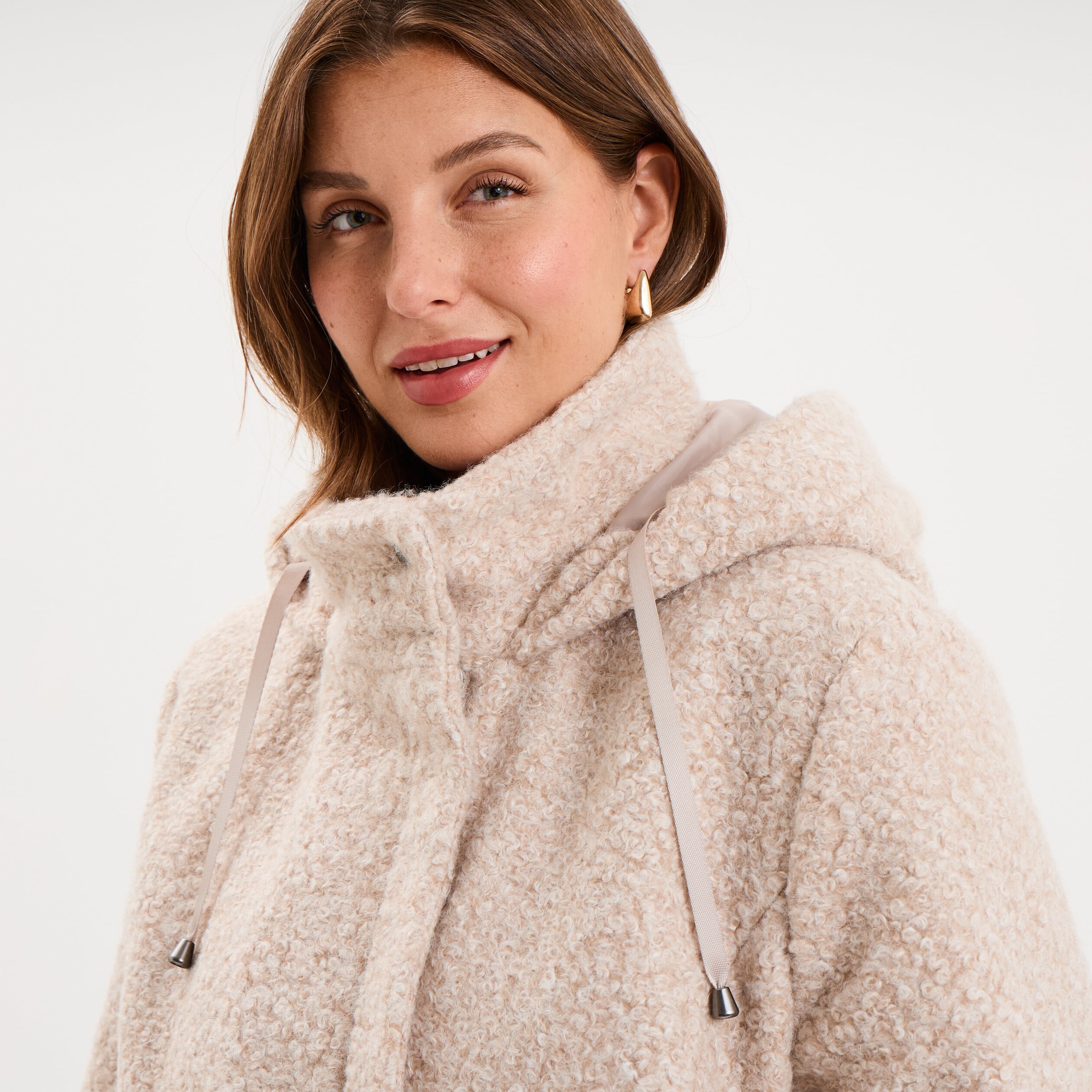Manteau aspect bouclette &agrave; capuche sable femme grande taille
