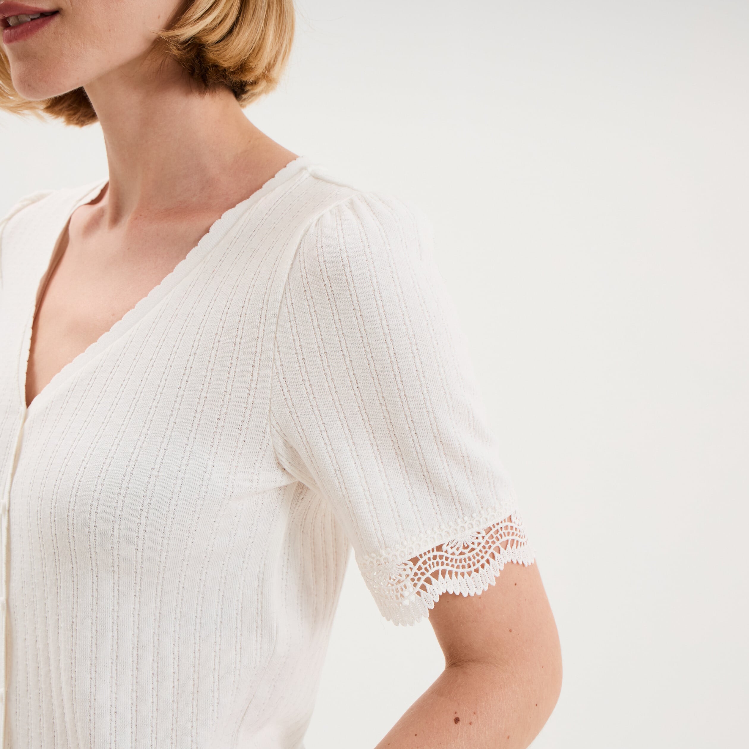 Blouse manches courtes col V dentelle blanc femme