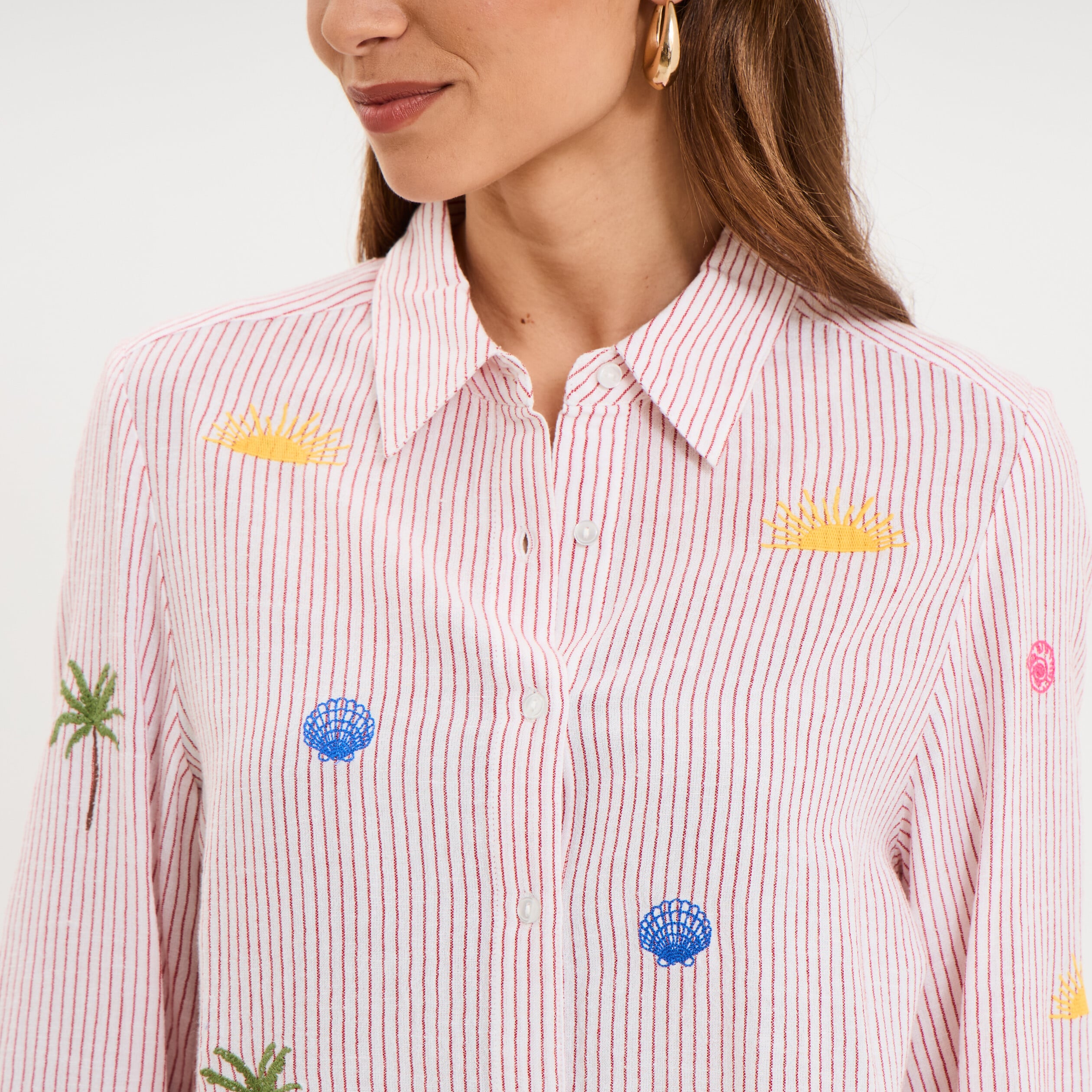 Chemise brod&eacute;e manches longues rouge femme