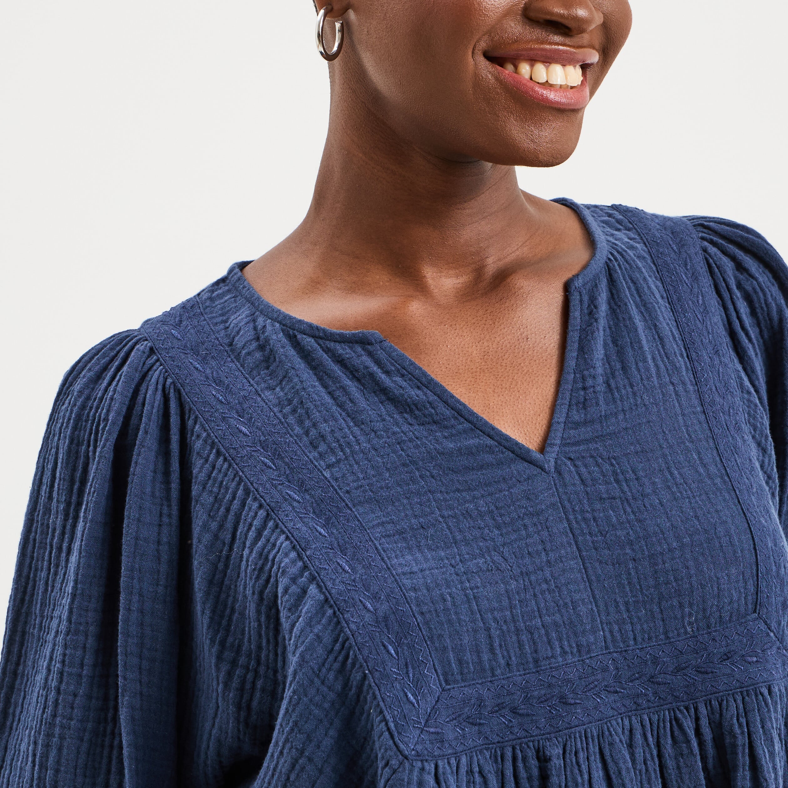 Blouse brod&eacute;e manches 3/4 gaze de coton bleu marine femme