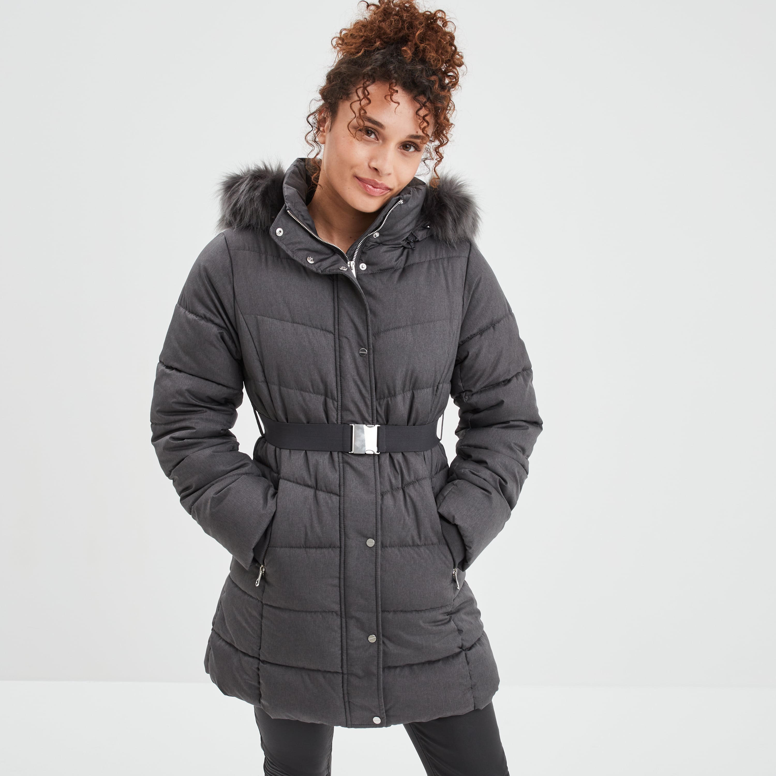 Doudoune ceintur&eacute;e mi-longue &agrave; capuche gris clair femme