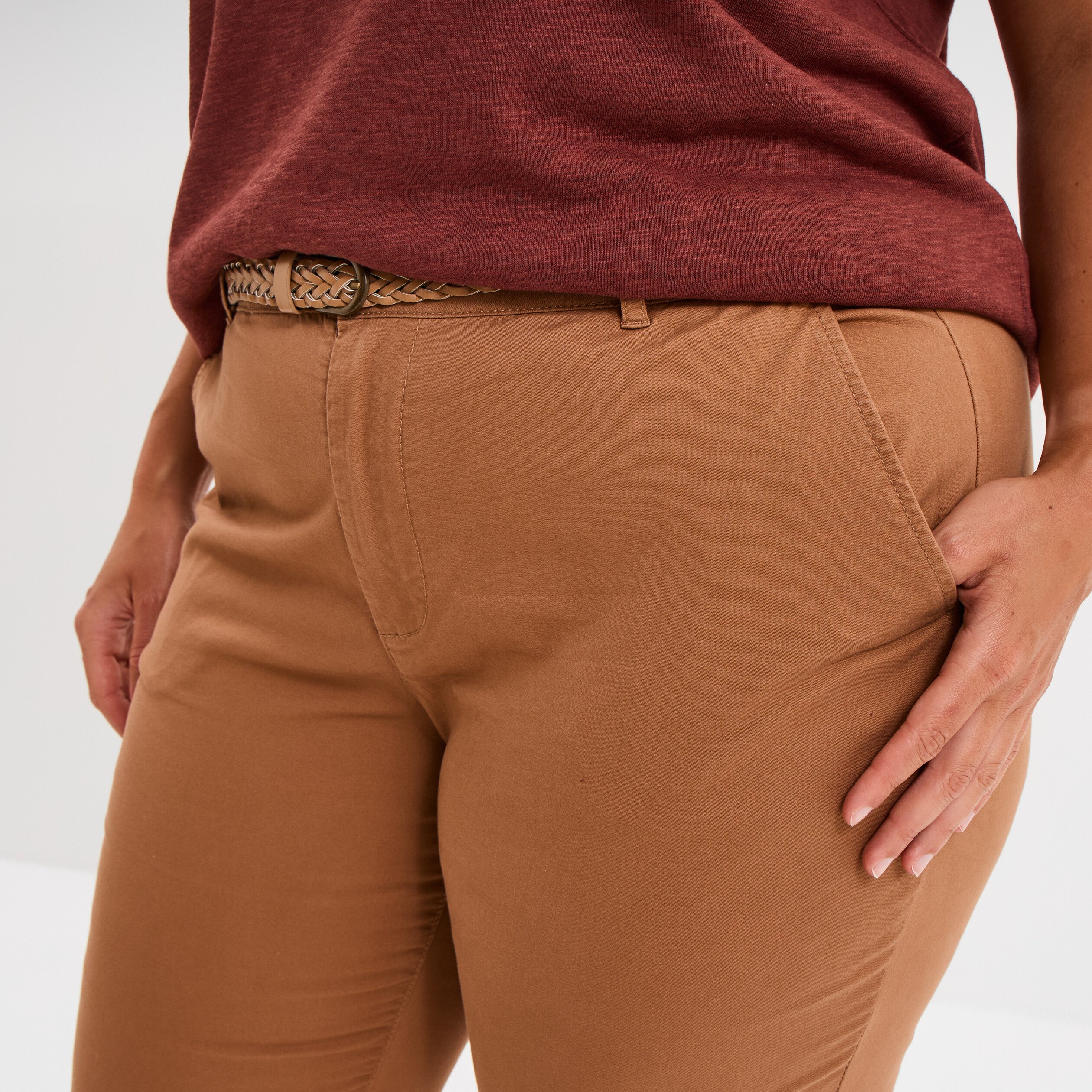 pantalon chino cigarette ceinture coton marron clair femmegt Pantalon chino cigarette ceinturé coton marron clair femme grande taille