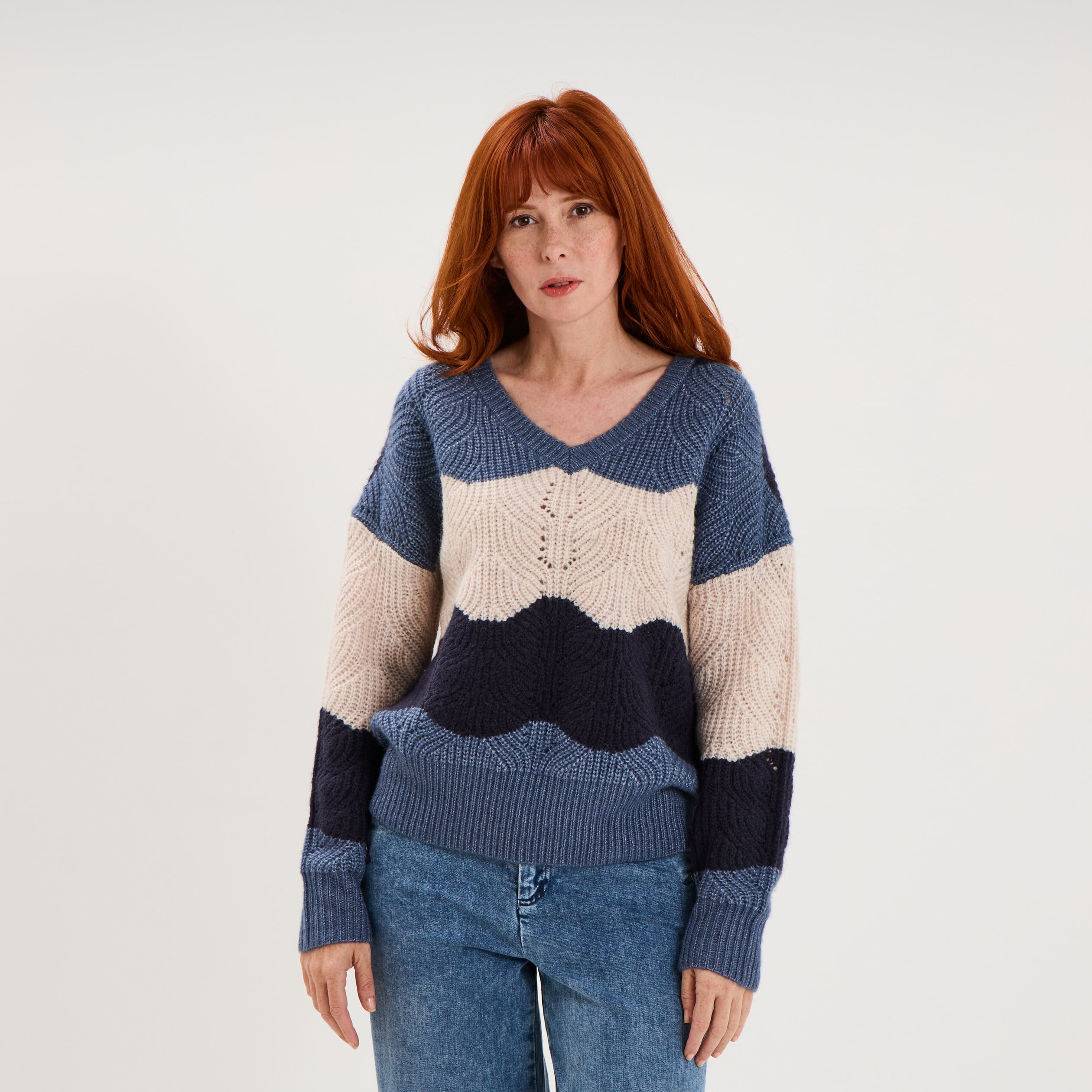 Pull col V ajour&eacute; manches longues bleu ciel femme