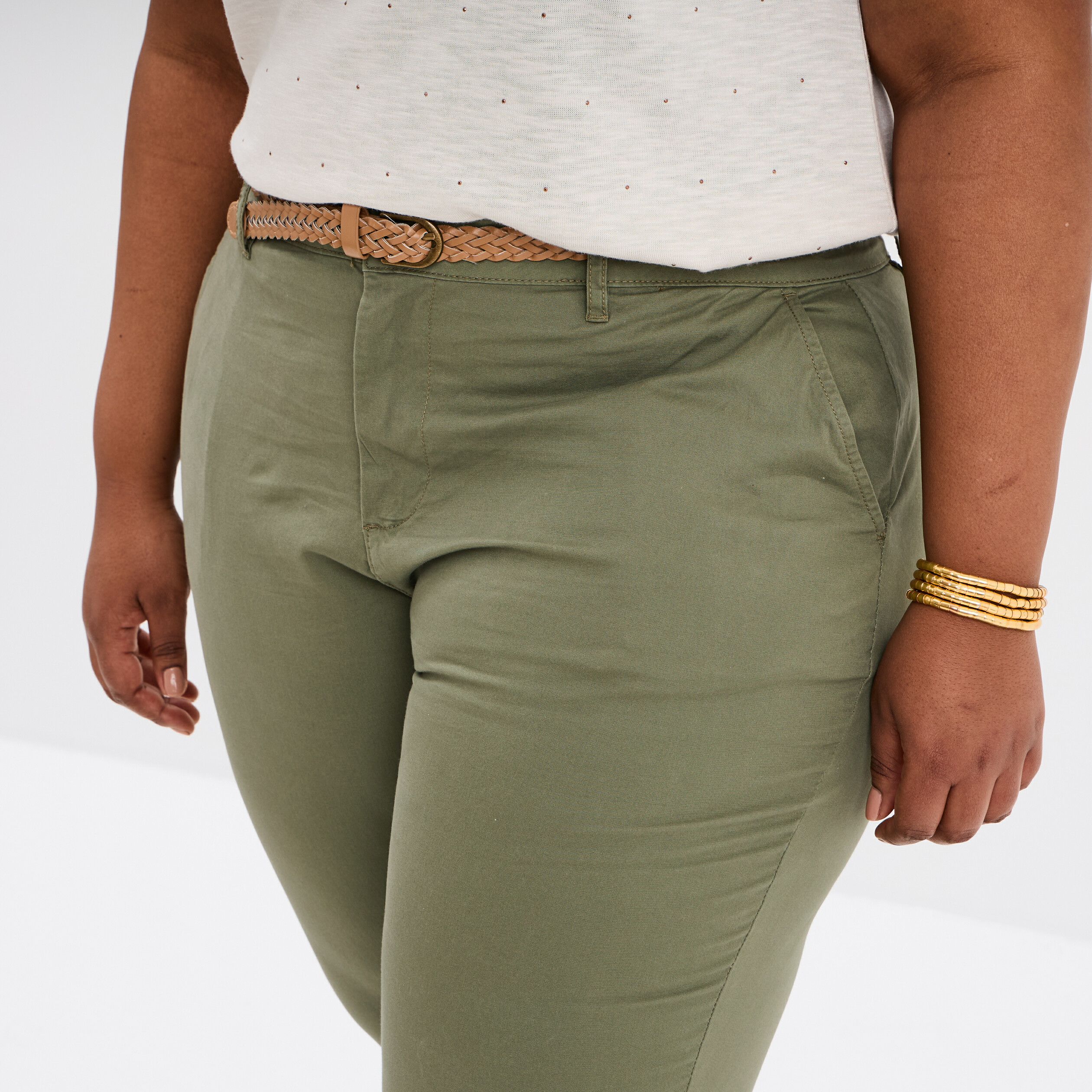 pantalon chino cigarette ceinture coton vert kaki femmegt Pantalon chino cigarette ceinturé coton vert kaki femme grande taille