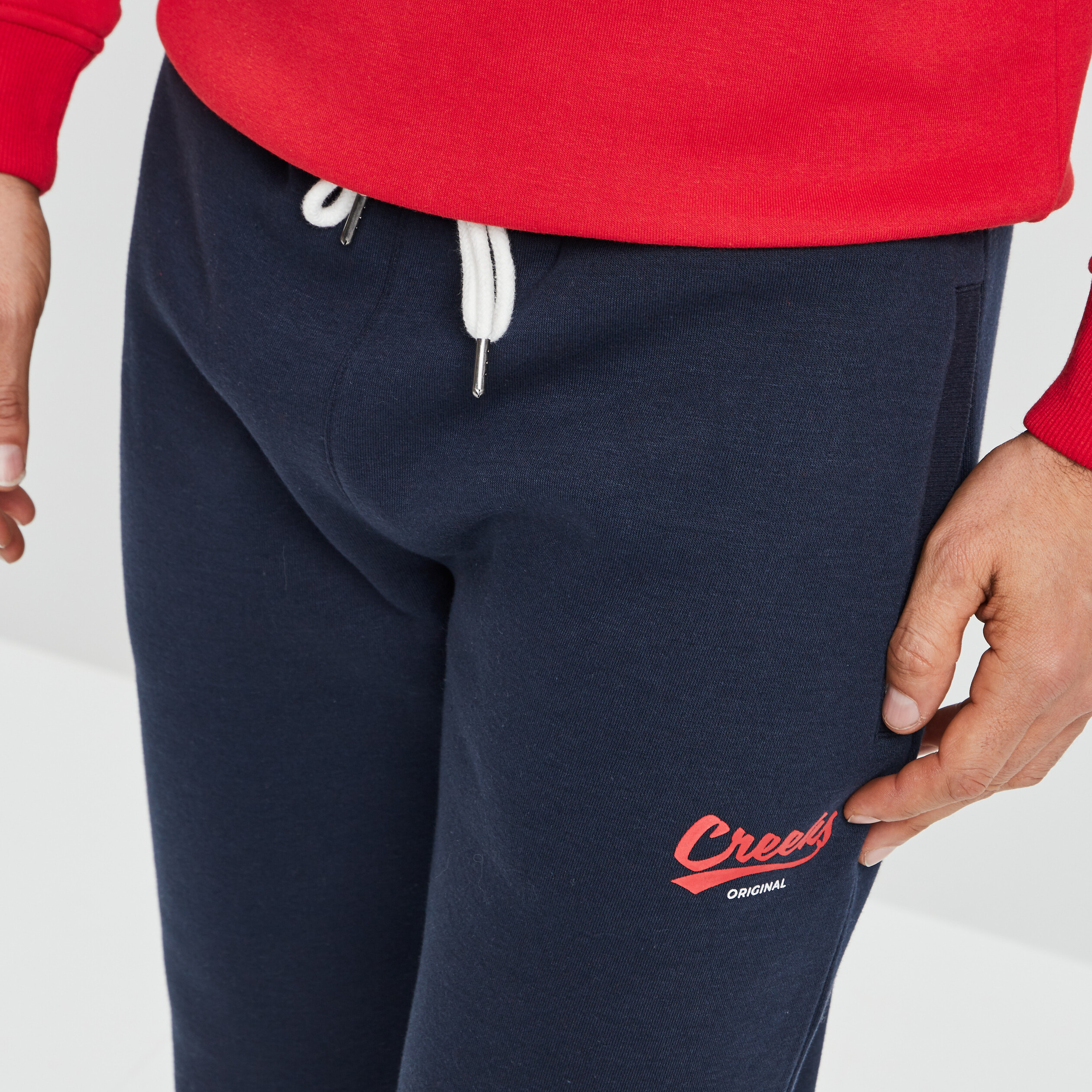 Pantalon jogging ajust&eacute; bleu marine homme