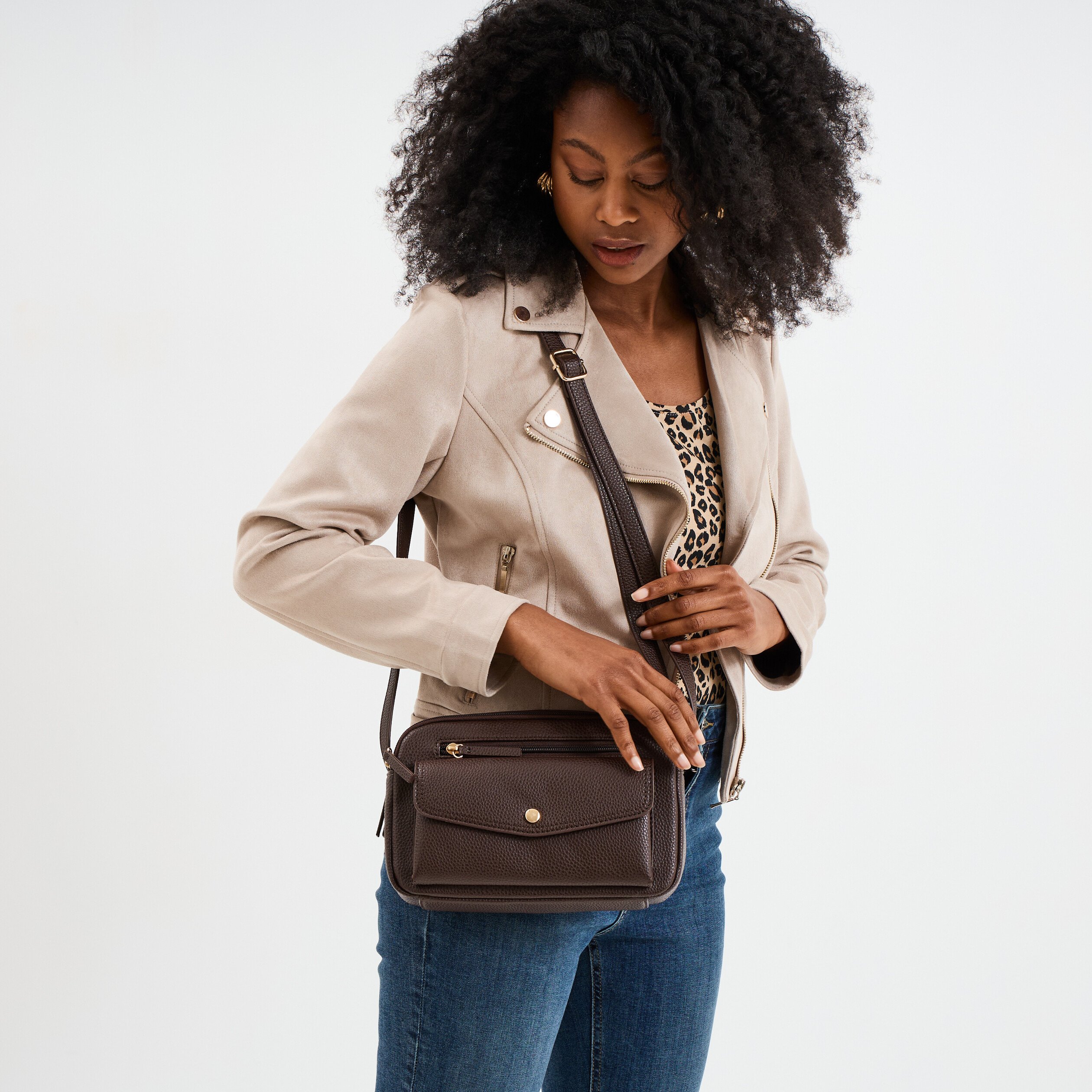 sac pochette avec poche a rabat marron fonce femme Sac pochette avec poche à rabat marron foncé femme