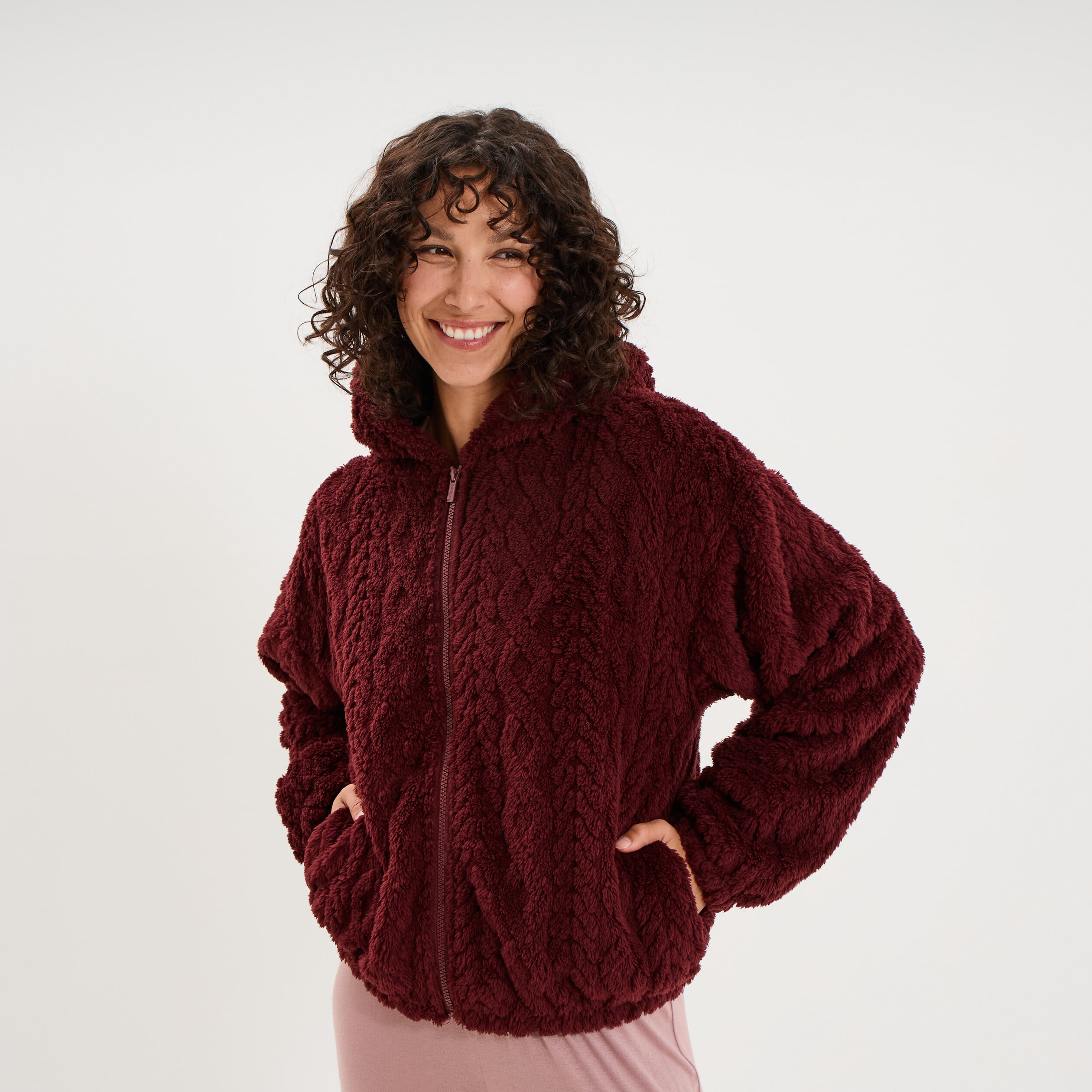 Veste fausse fourrure &agrave; capuche prune femme