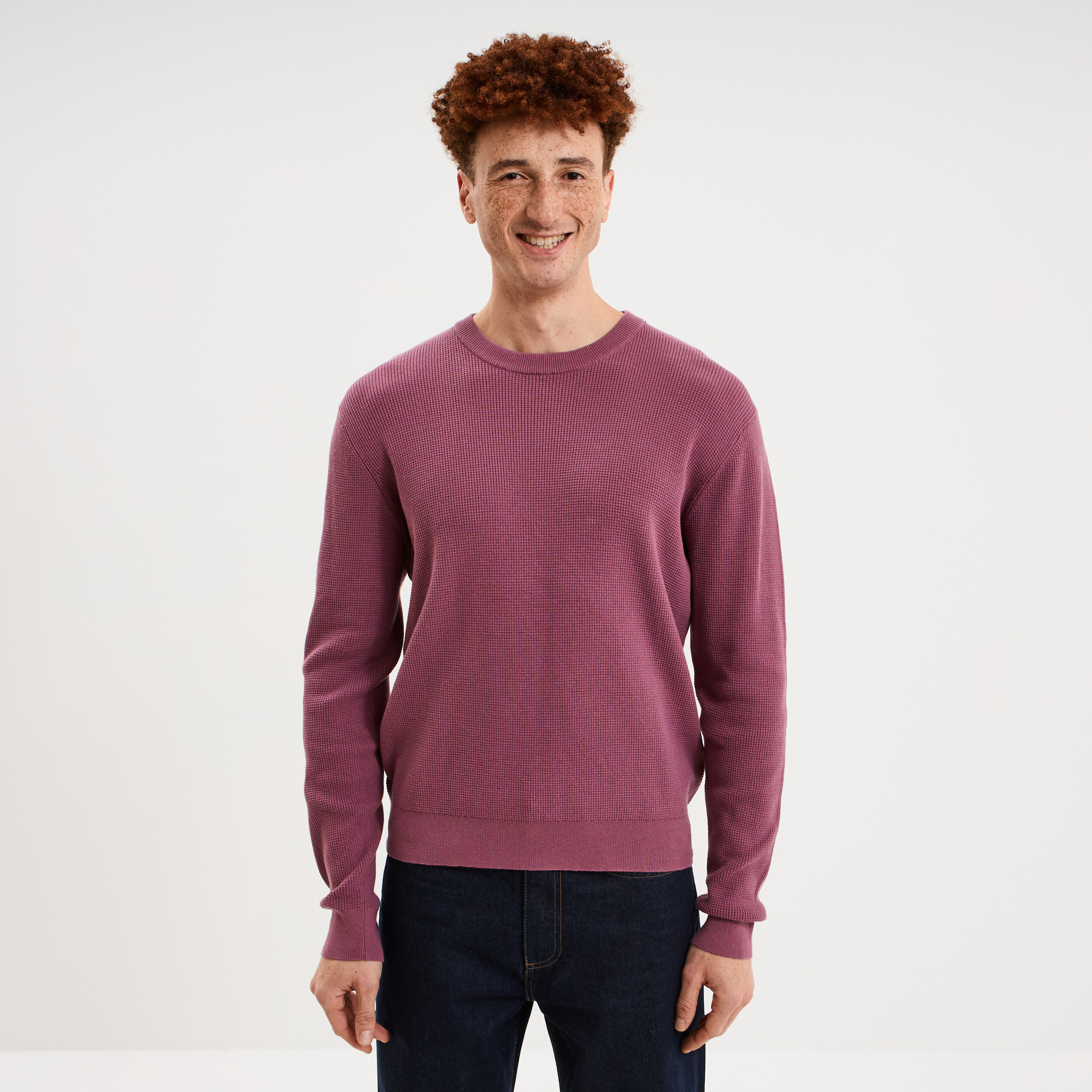 Pull en maille textur&eacute;e col rond mauve homme