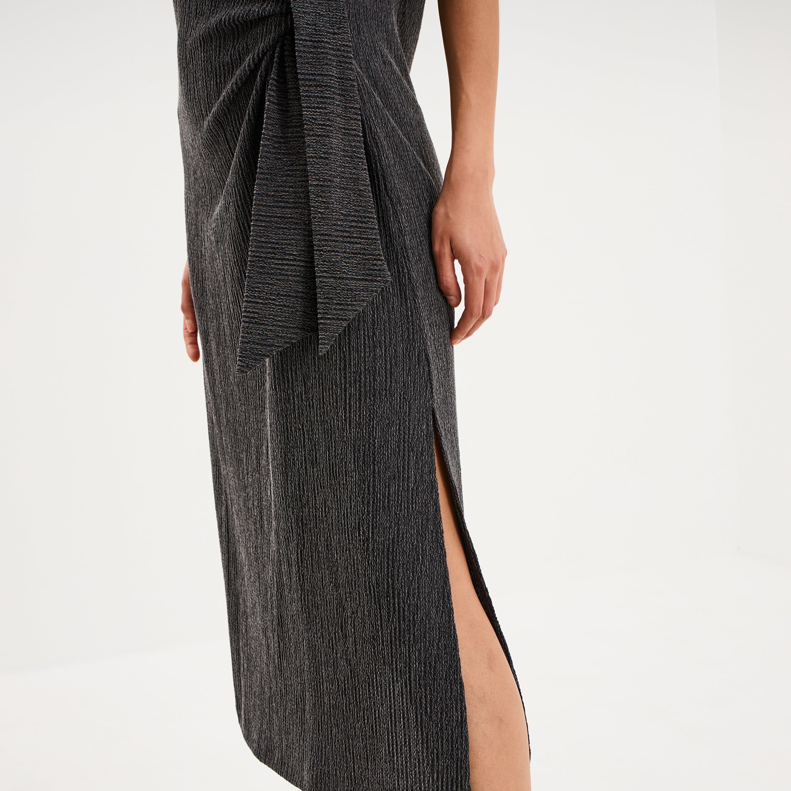Robe longue gaufr&eacute;e noeud c&ocirc;t&eacute; gris fonc&eacute; femme