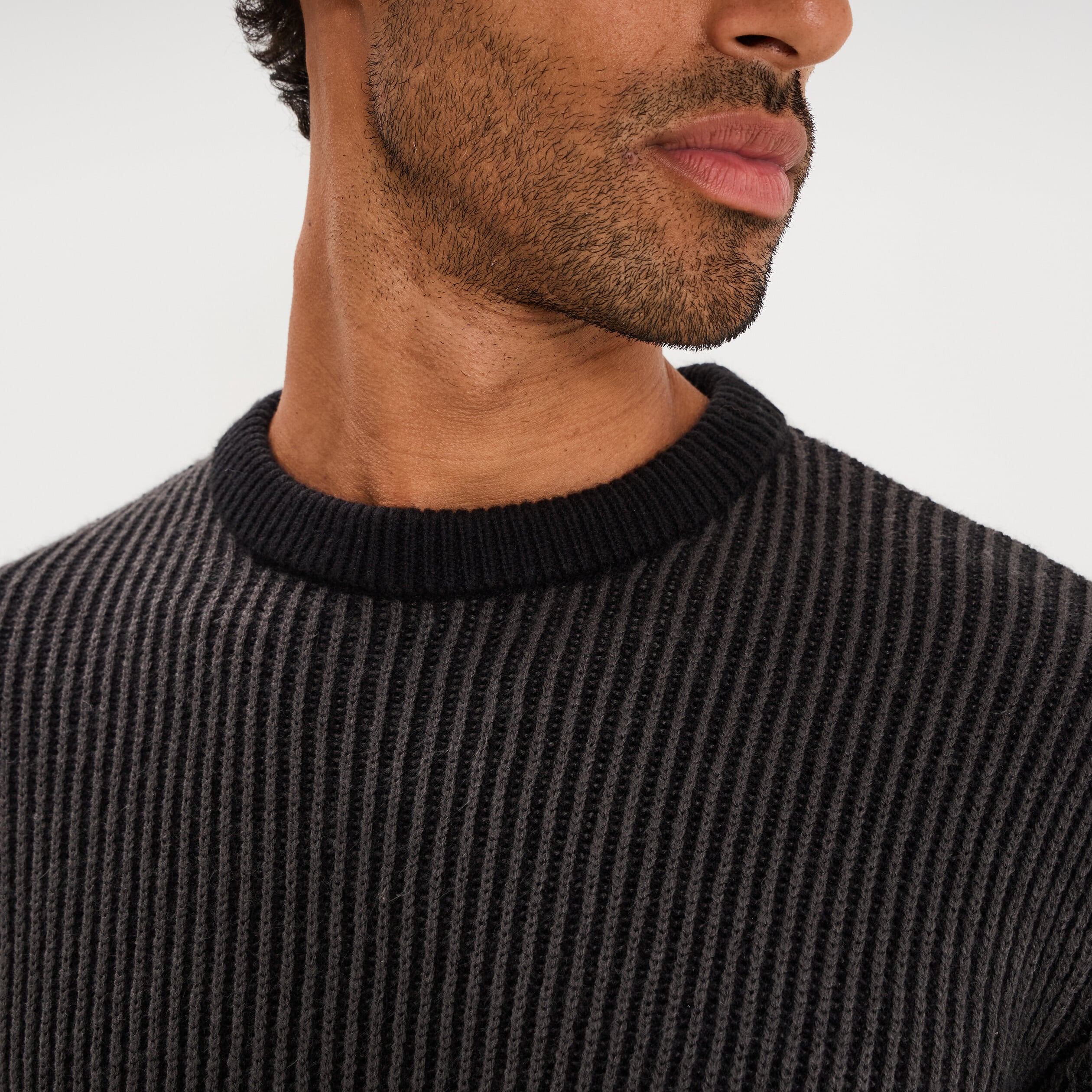 Pull c&ocirc;tel&eacute; col rond manches longues noir homme