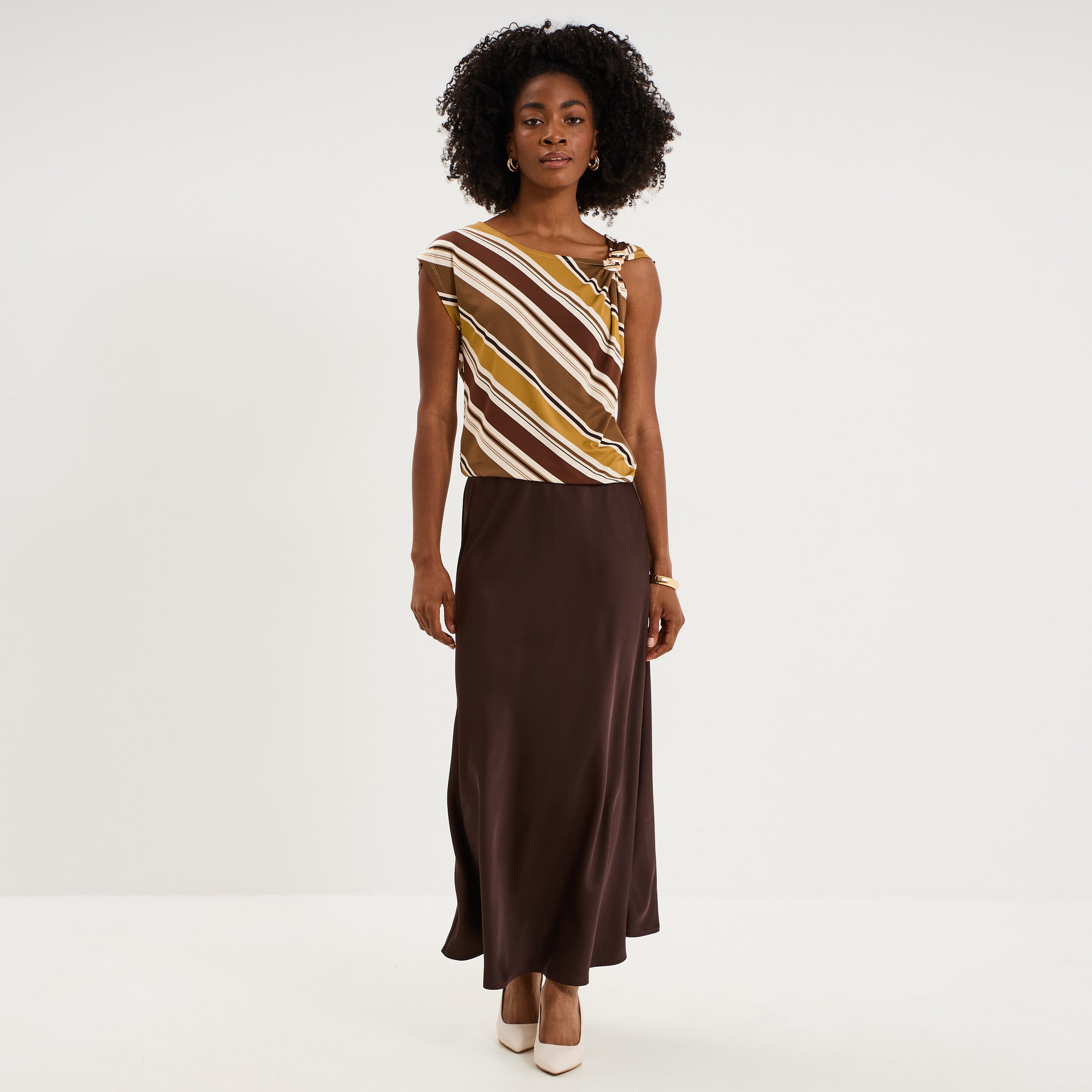 Jupe longue &eacute;vas&eacute;e effet satin marron fonc&eacute; femme