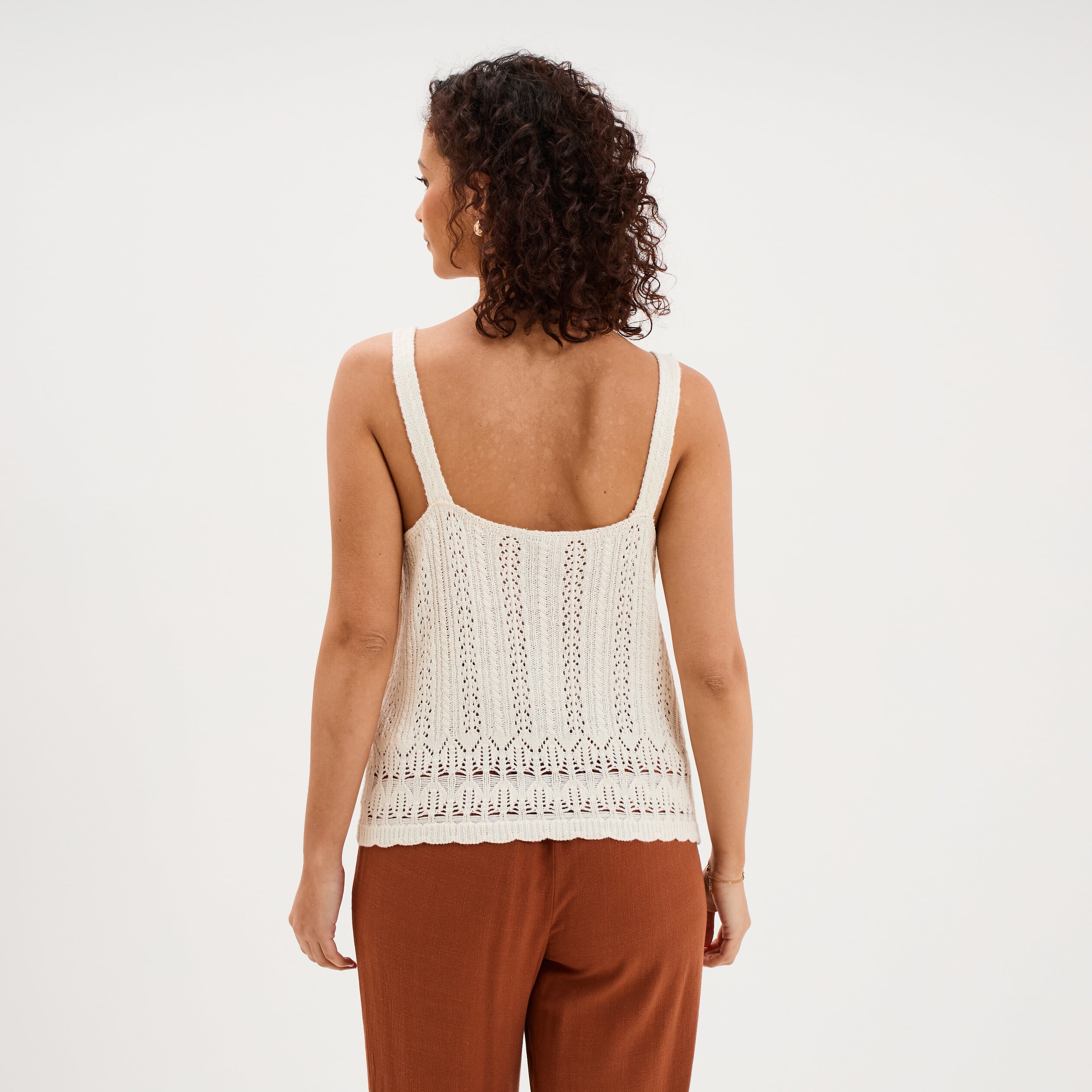 D&eacute;bardeur en maille crochet avec boutons ecru femme