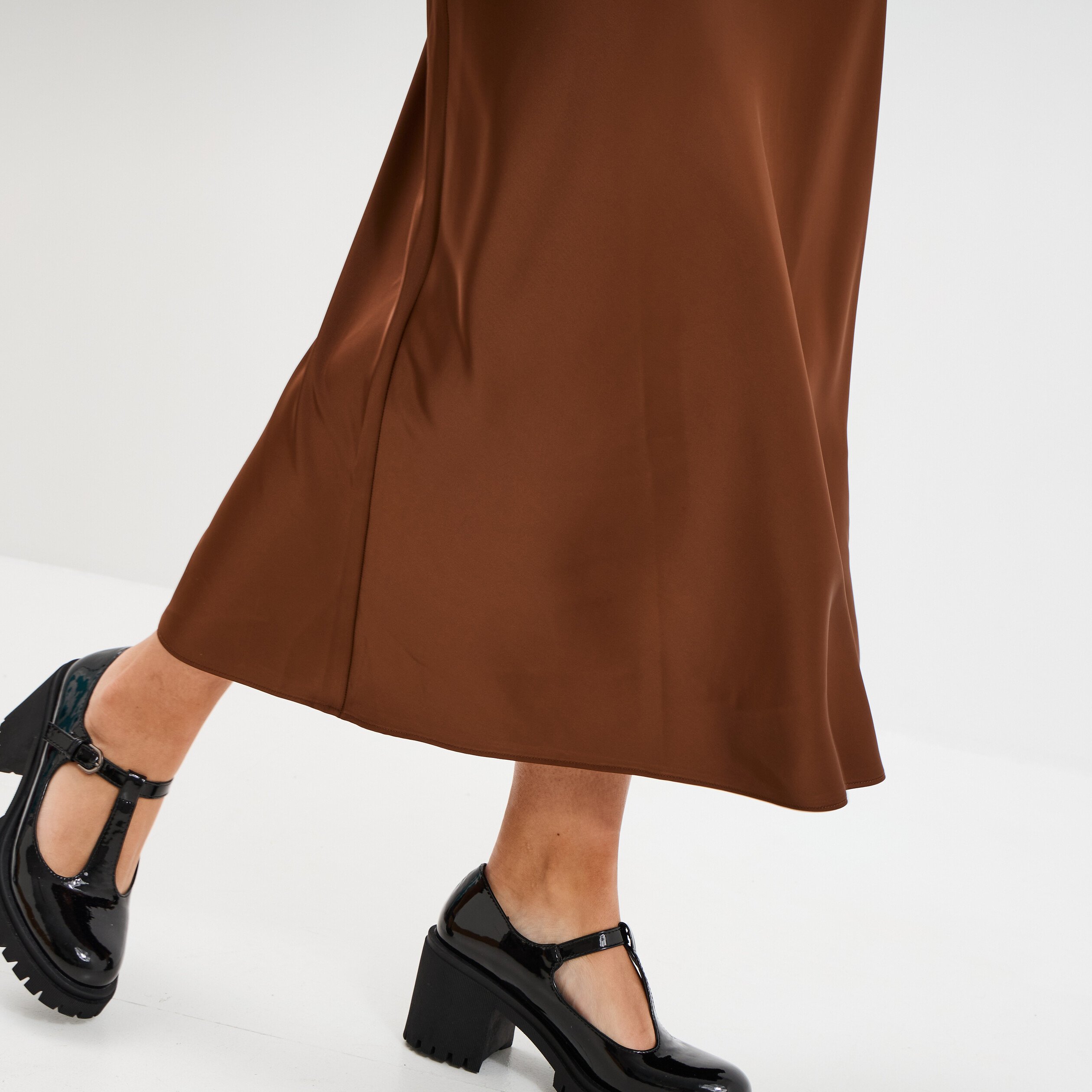 jupe effet satin midi evasee beige femme Jupe effet satin midi évasée beige femme