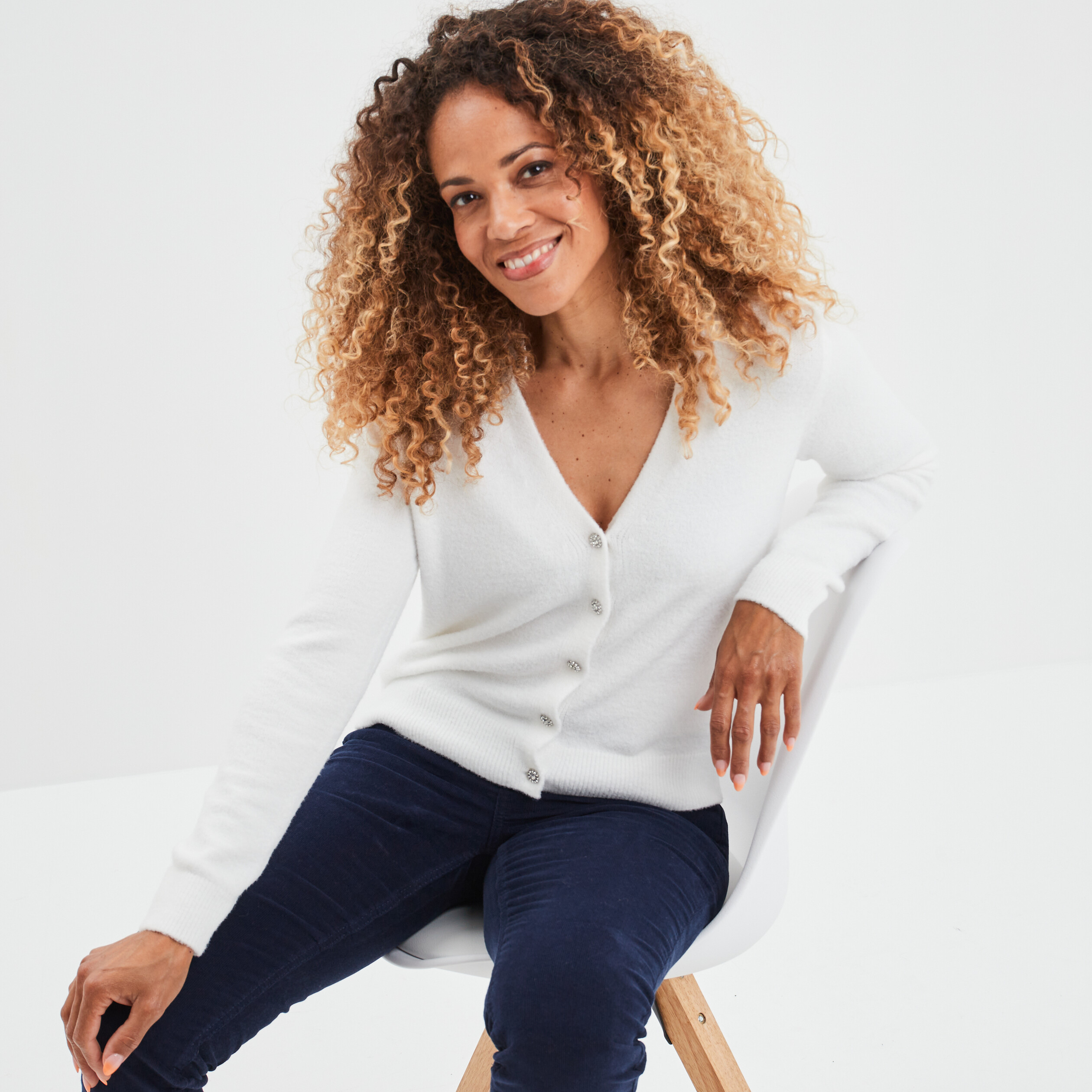 Gilet col en V boutons bijoux blanc femme