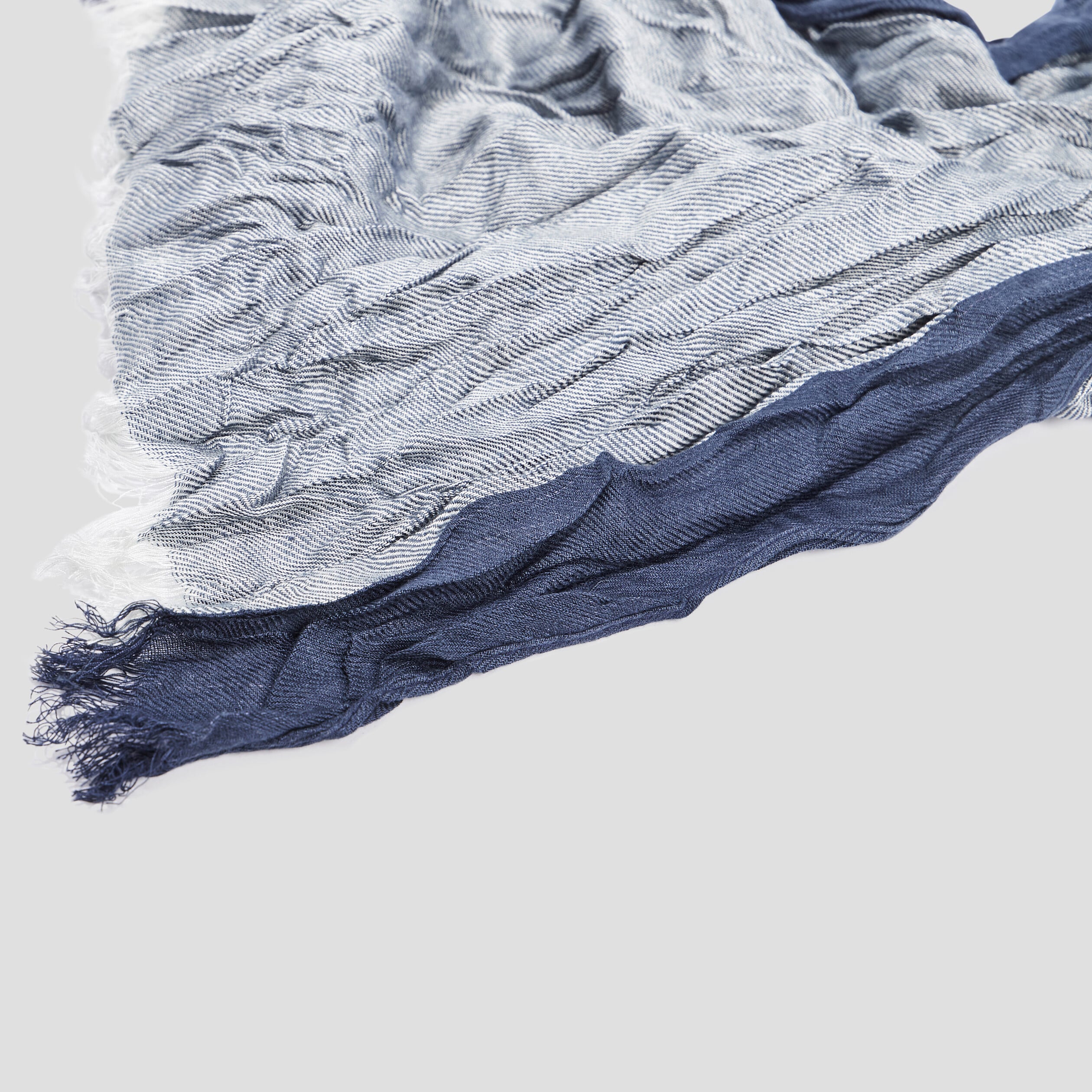 Foulard effet froiss&eacute; bleu marine homme