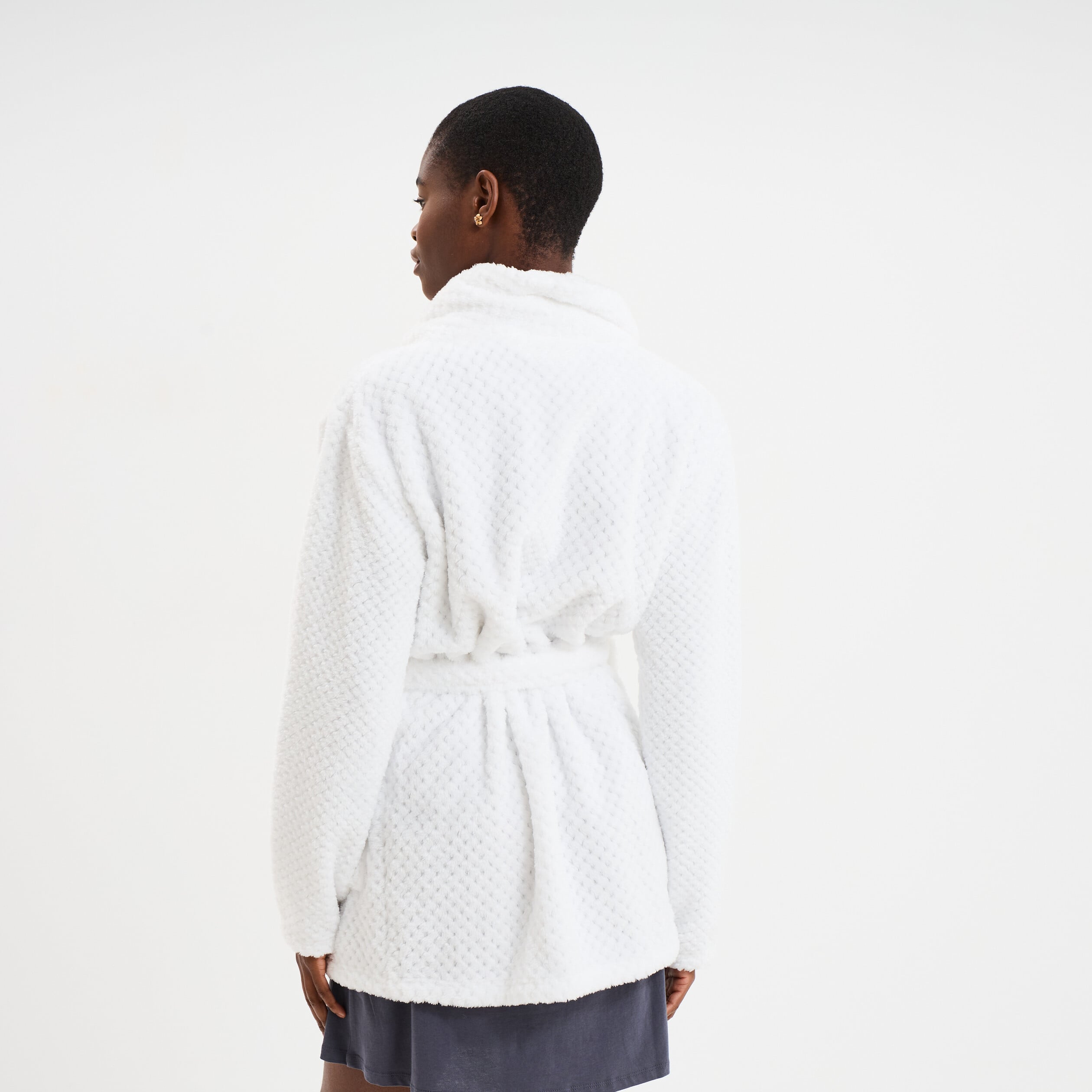 Peignoir mi-long effet polaire ceintur&eacute; blanc femme