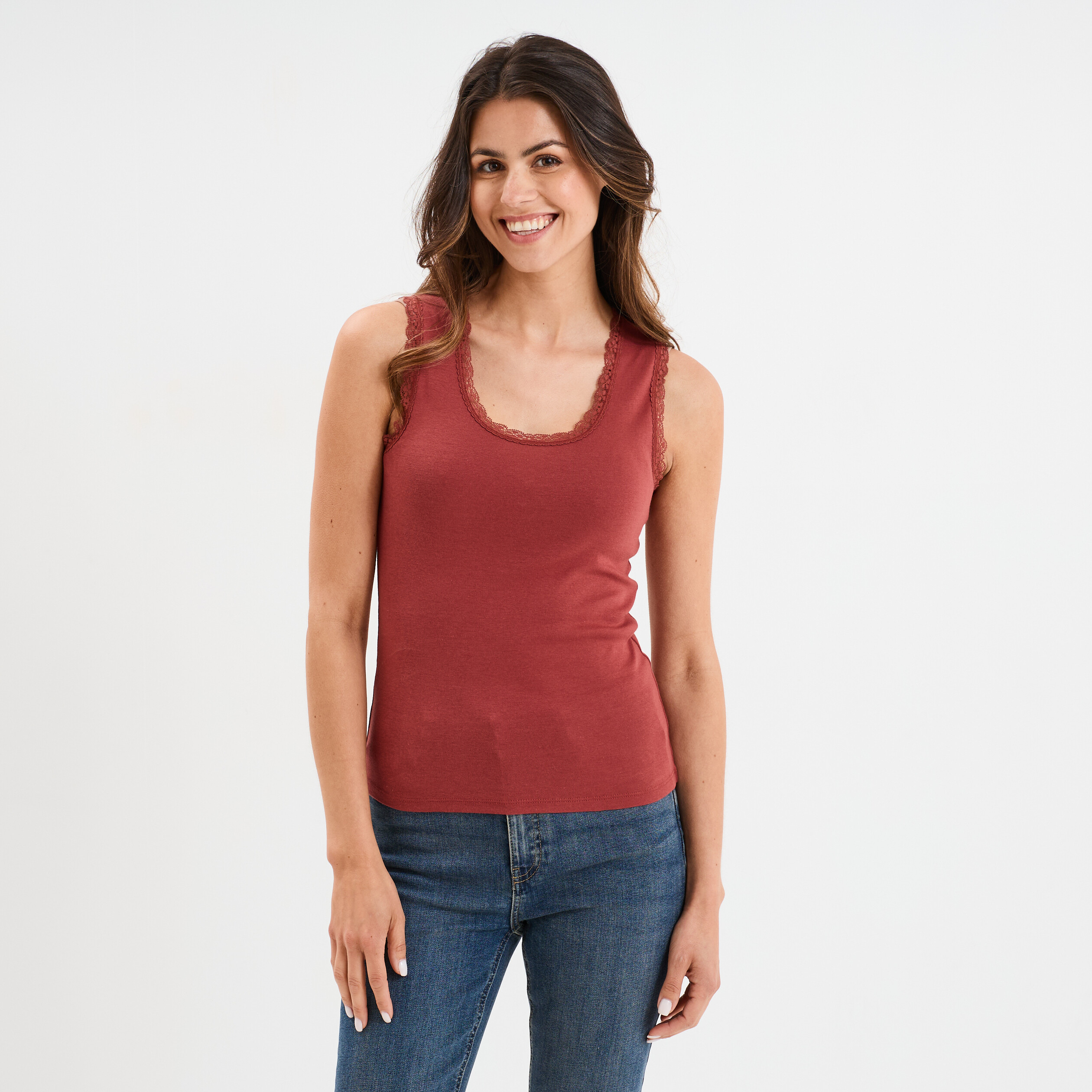 D&eacute;bardeur coton bords dentelle rouge fonc&eacute; femme
