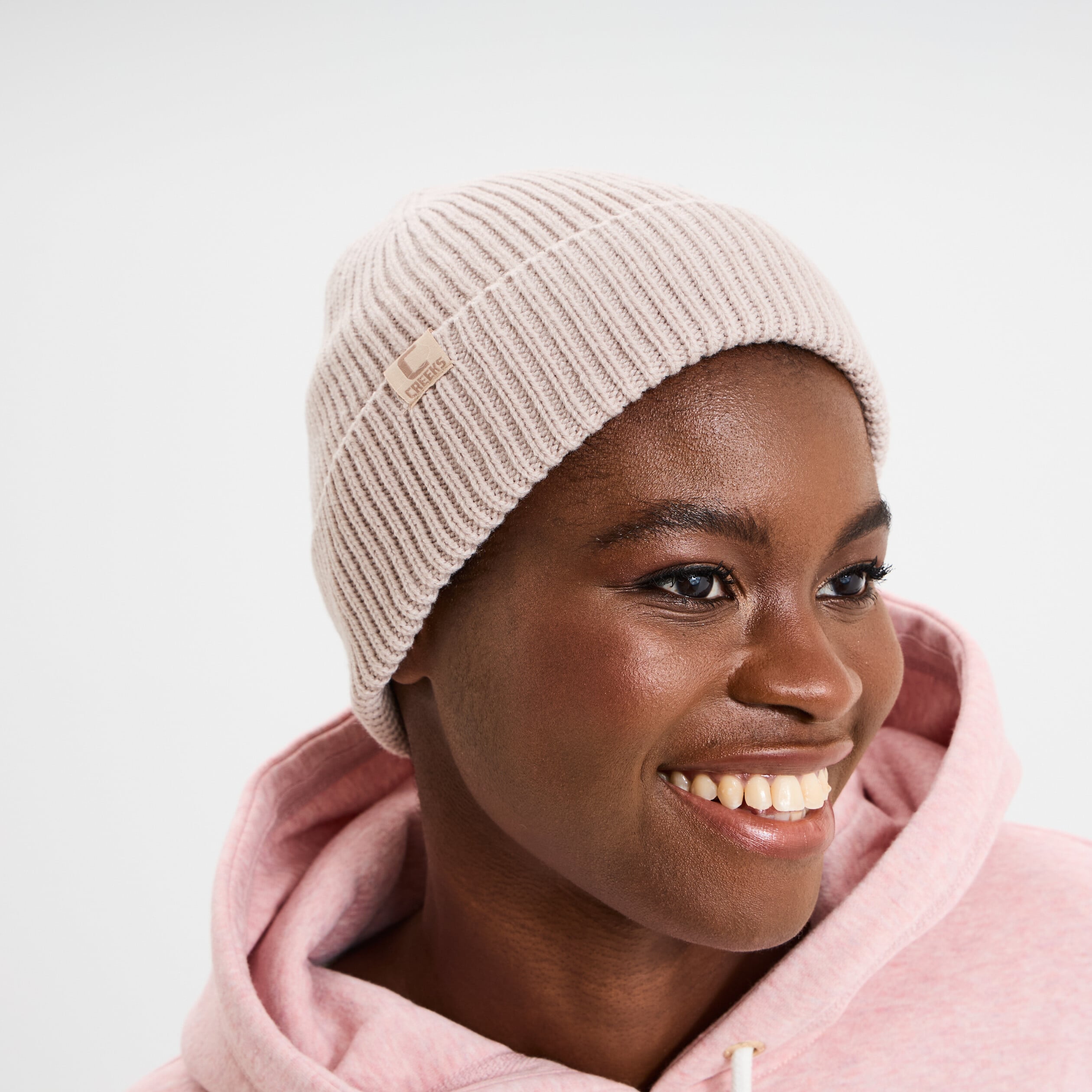 Bonnet tricot&eacute; avec bord &agrave; revers sable femme