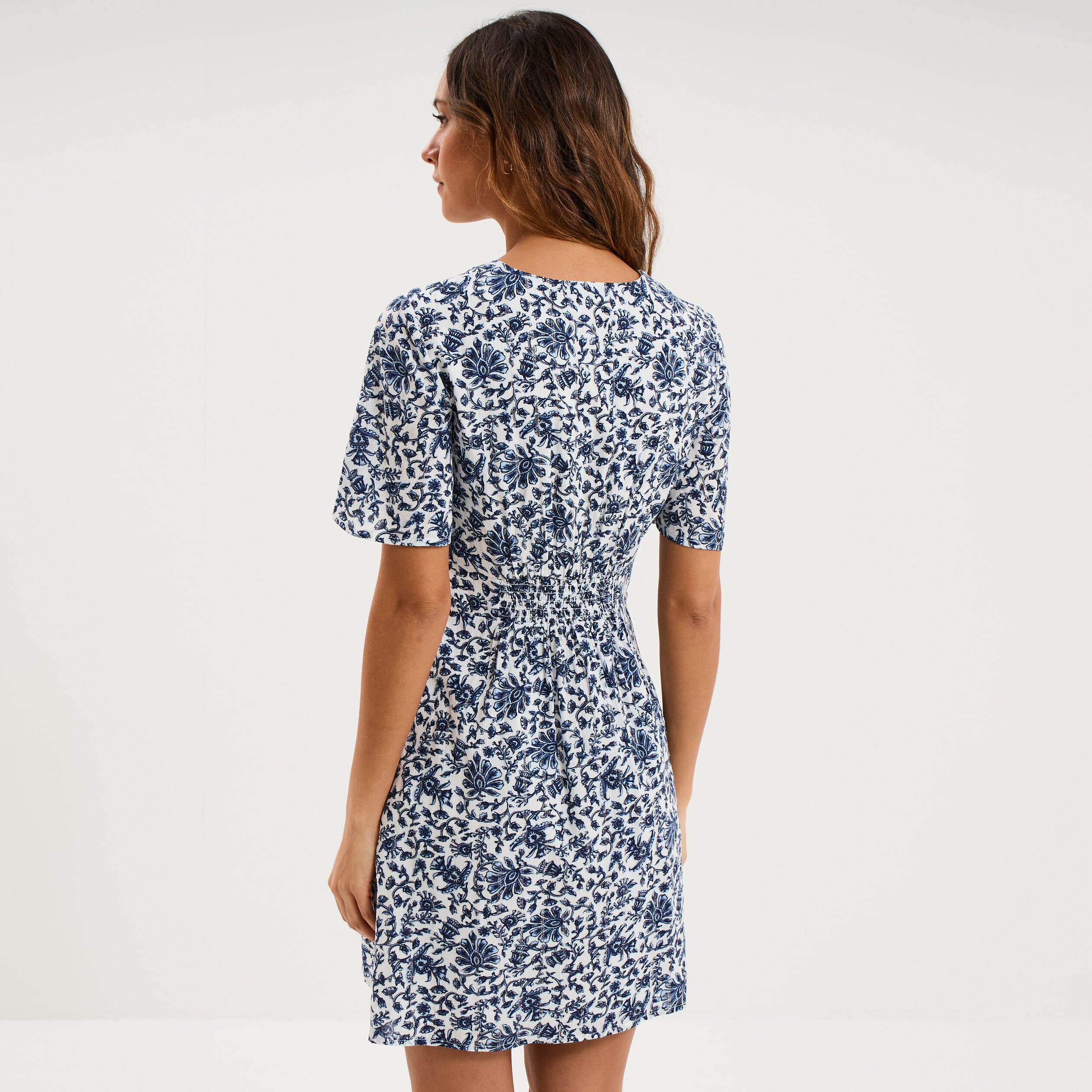 Robe courte col en V taille smock&eacute;e blanc femme