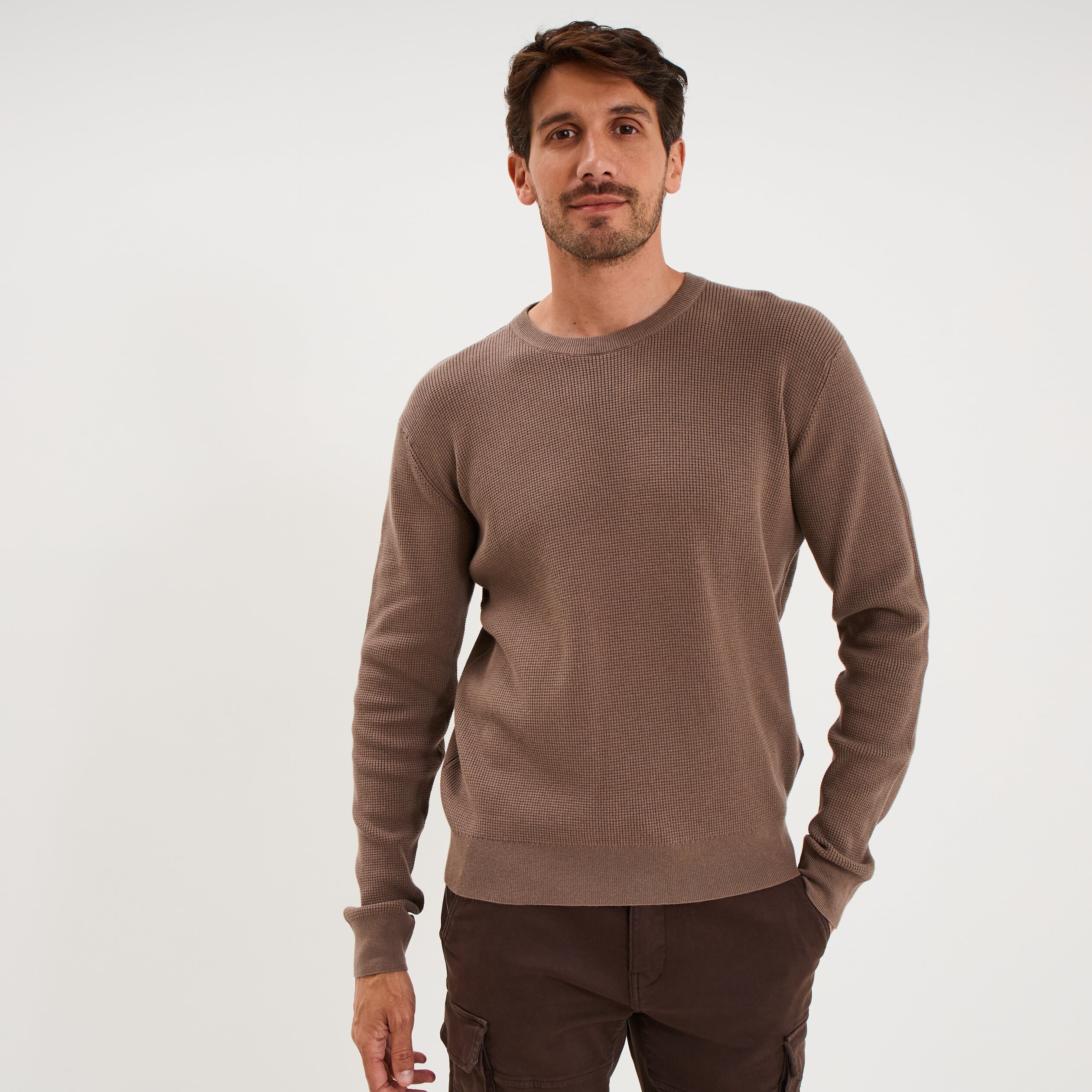 Pull en maille textur&eacute;e col rond gris fonc&eacute; homme