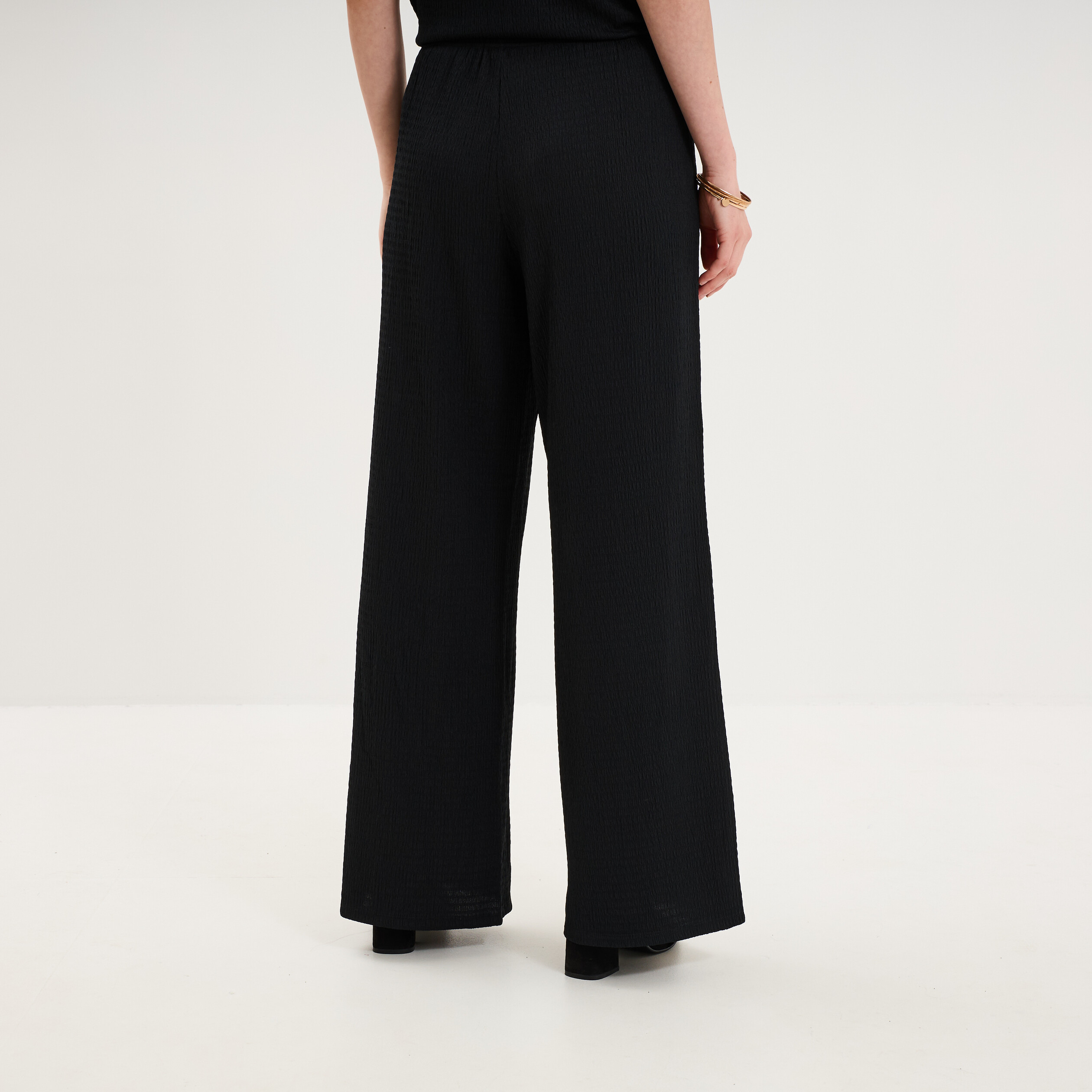 Pantalon effet gaufr&eacute; fluide noir femme