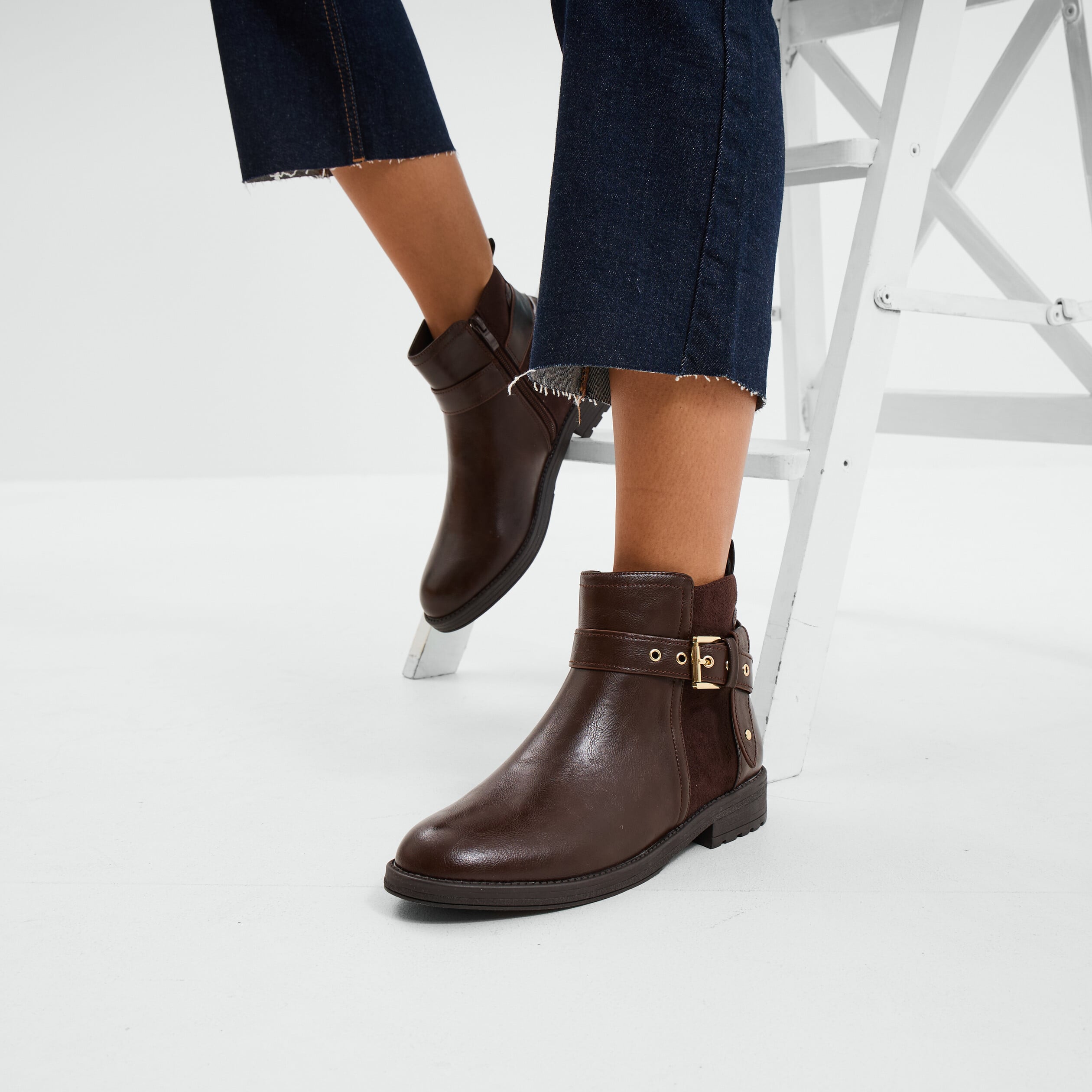 Bottines avec boucles et talons marron femme