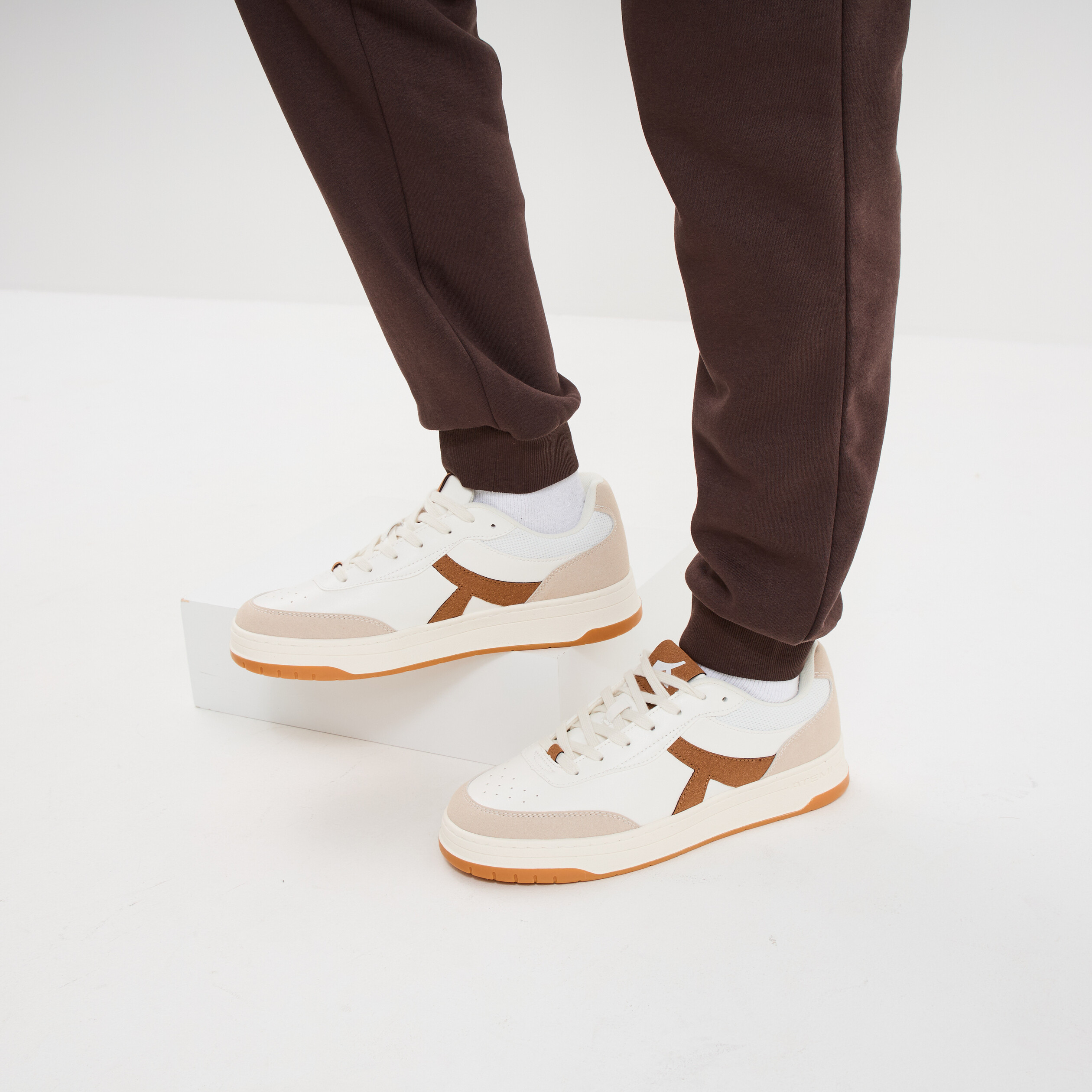 Tennis basses &agrave; lacets semelle plate marron clair homme