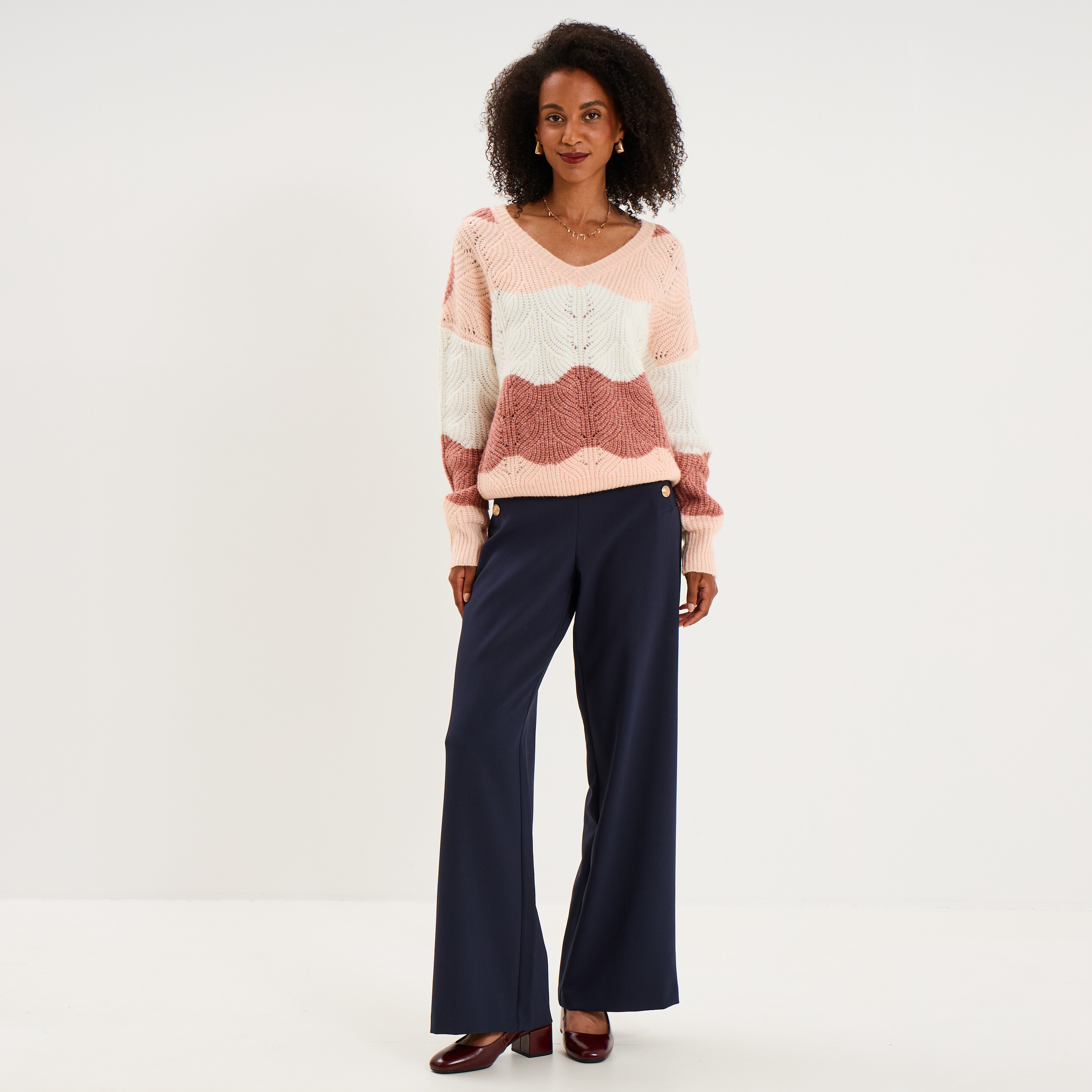 Pull col V ajour&eacute; manches longues rose clair femme