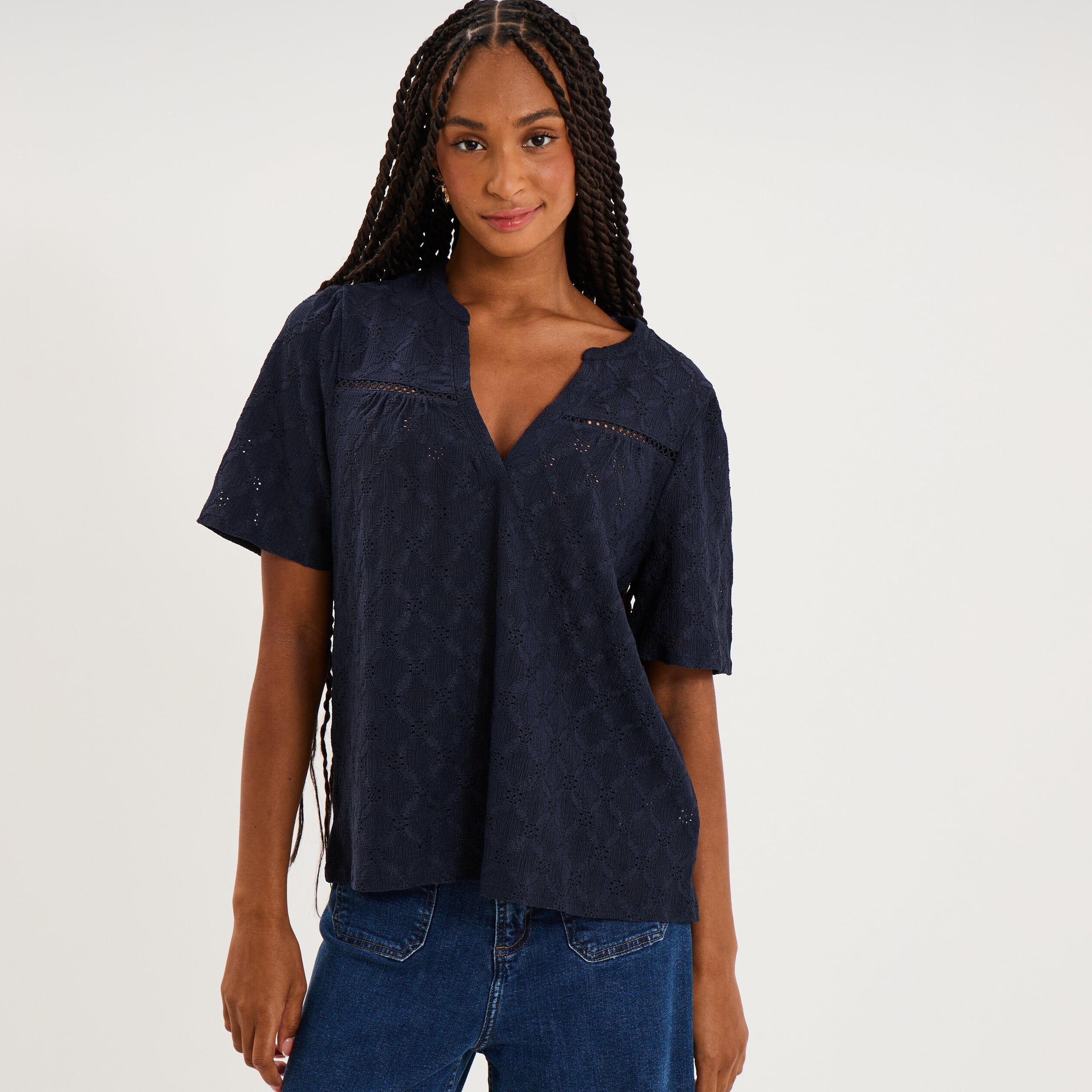 Blouse broderie anglaise manches courtes bleu fonc&eacute; femme