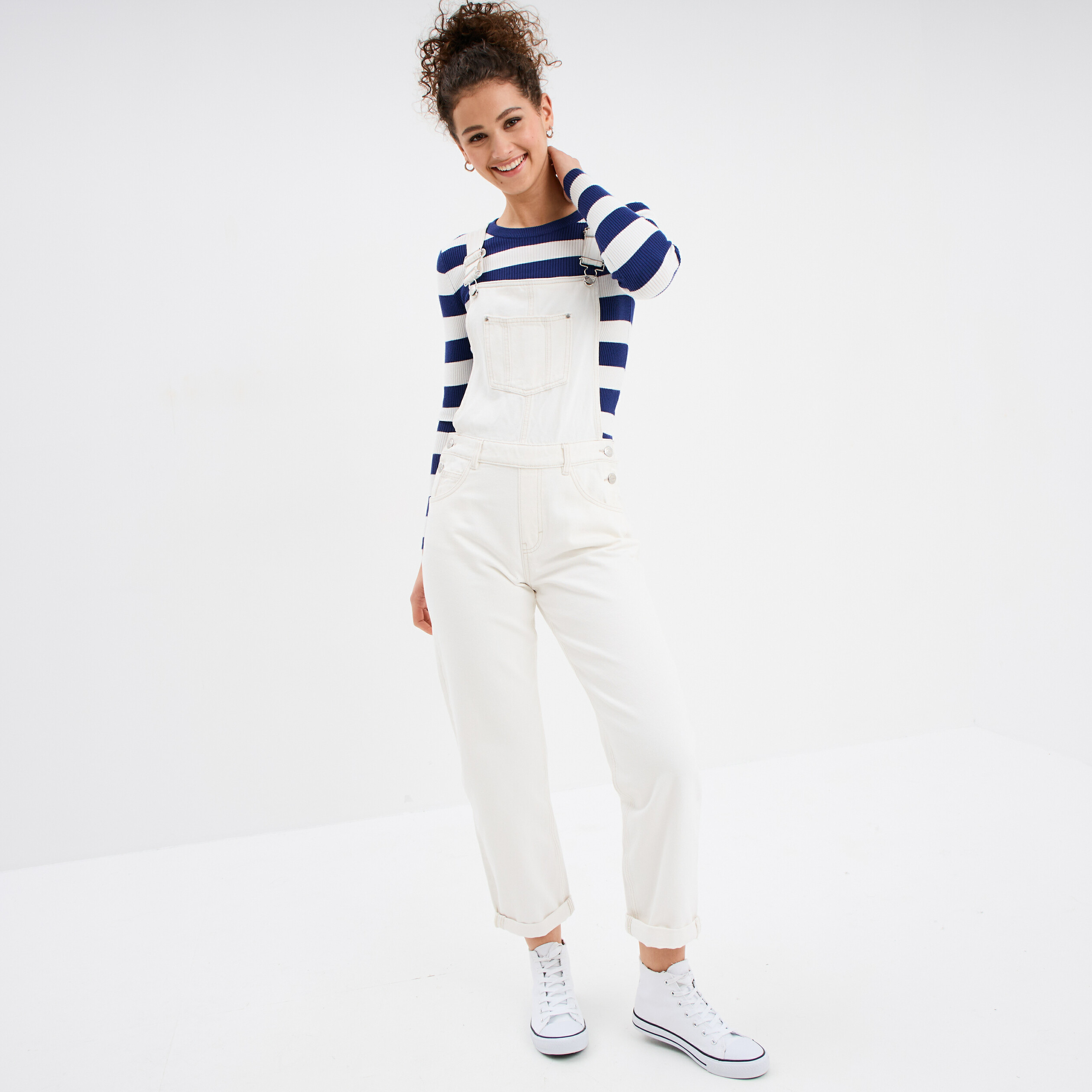Salopette en jean mom boutonn&eacute;e ecru femme