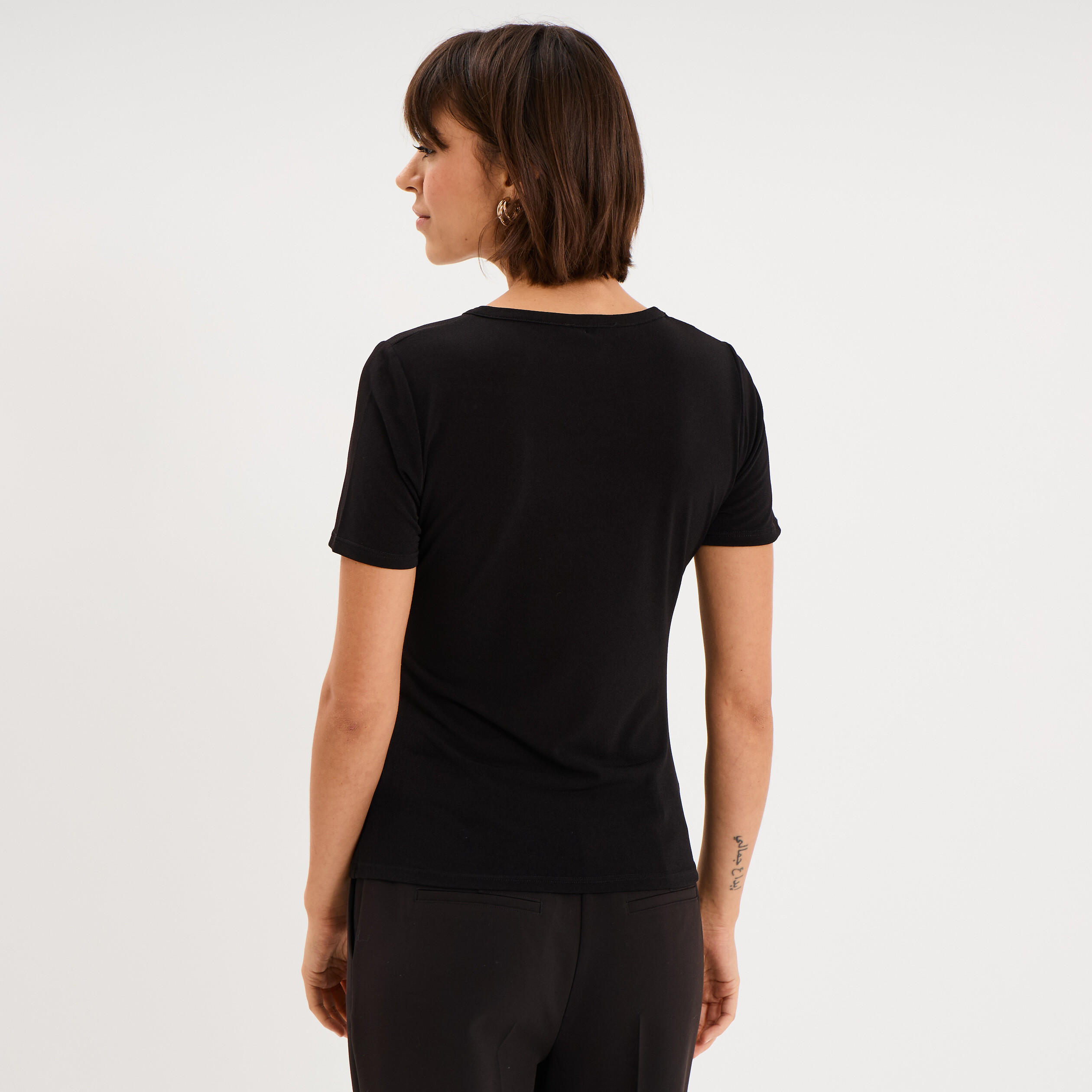 T-shirt ajust&eacute; manches courtes col rond noir femme