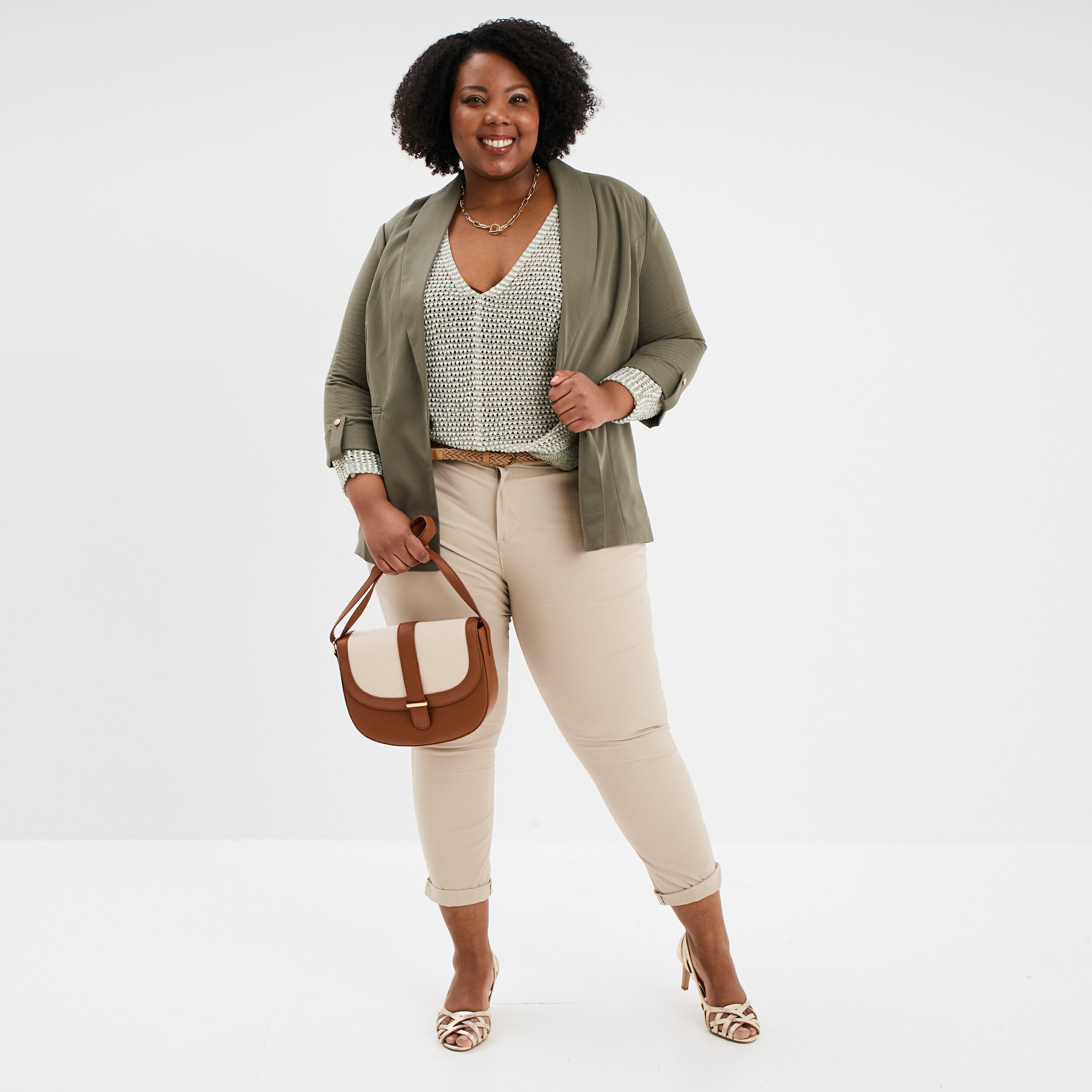 pantalon chino cigarette ceinture coton beige femmegt Pantalon chino cigarette ceinturé coton beige femme grande taille
