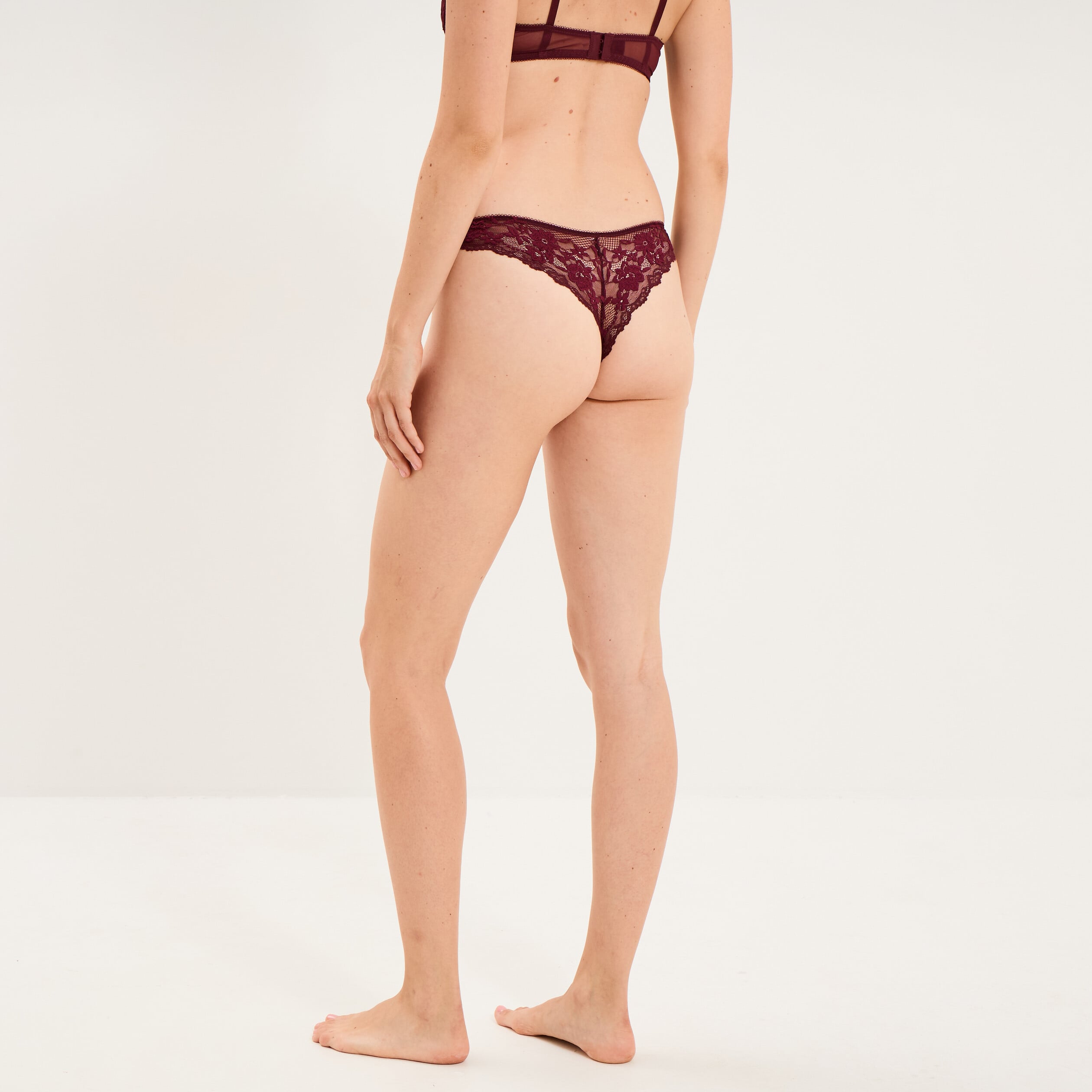 Tanga en dentelle prune femme