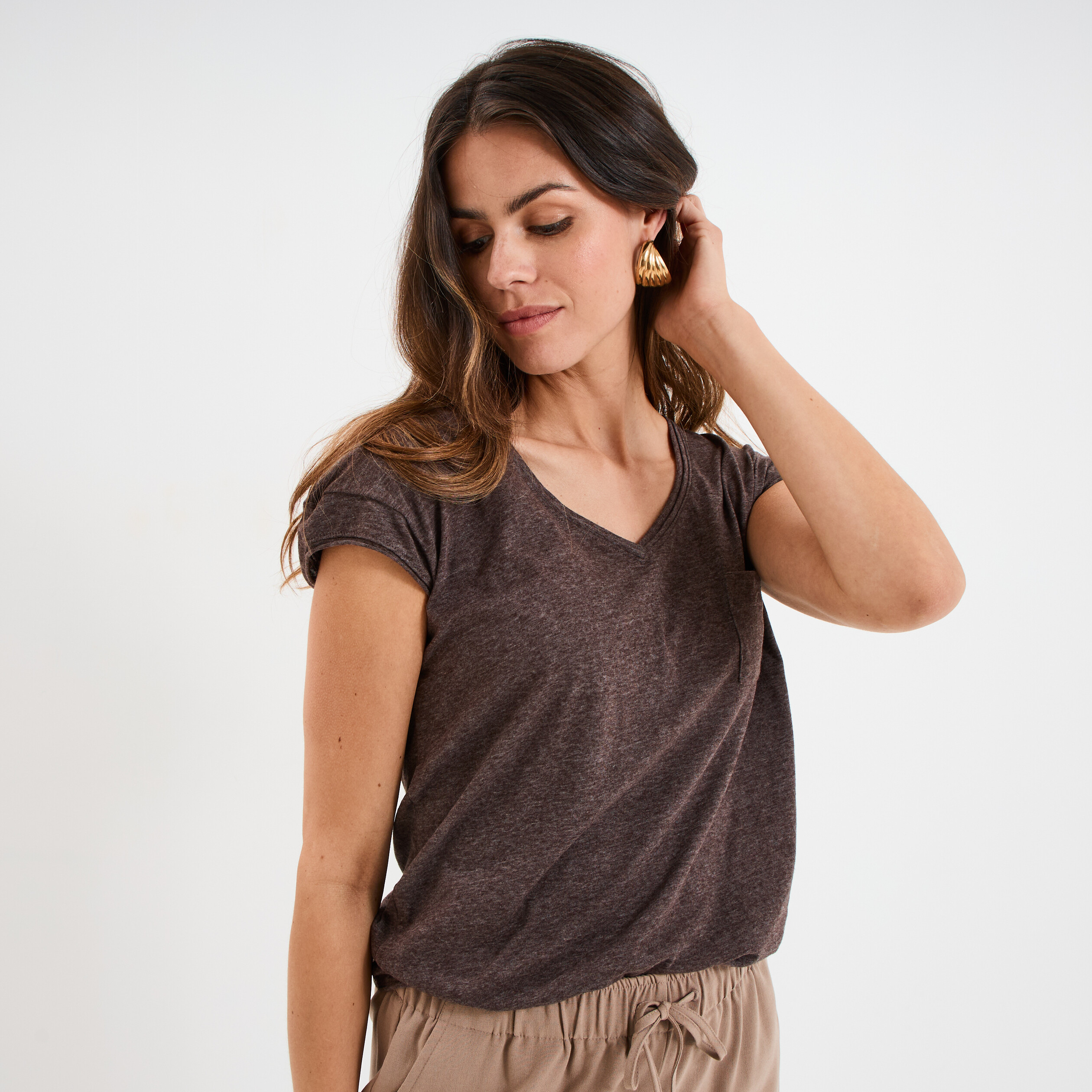 T-shirt col v poche poitrine marron fonc&eacute; femme