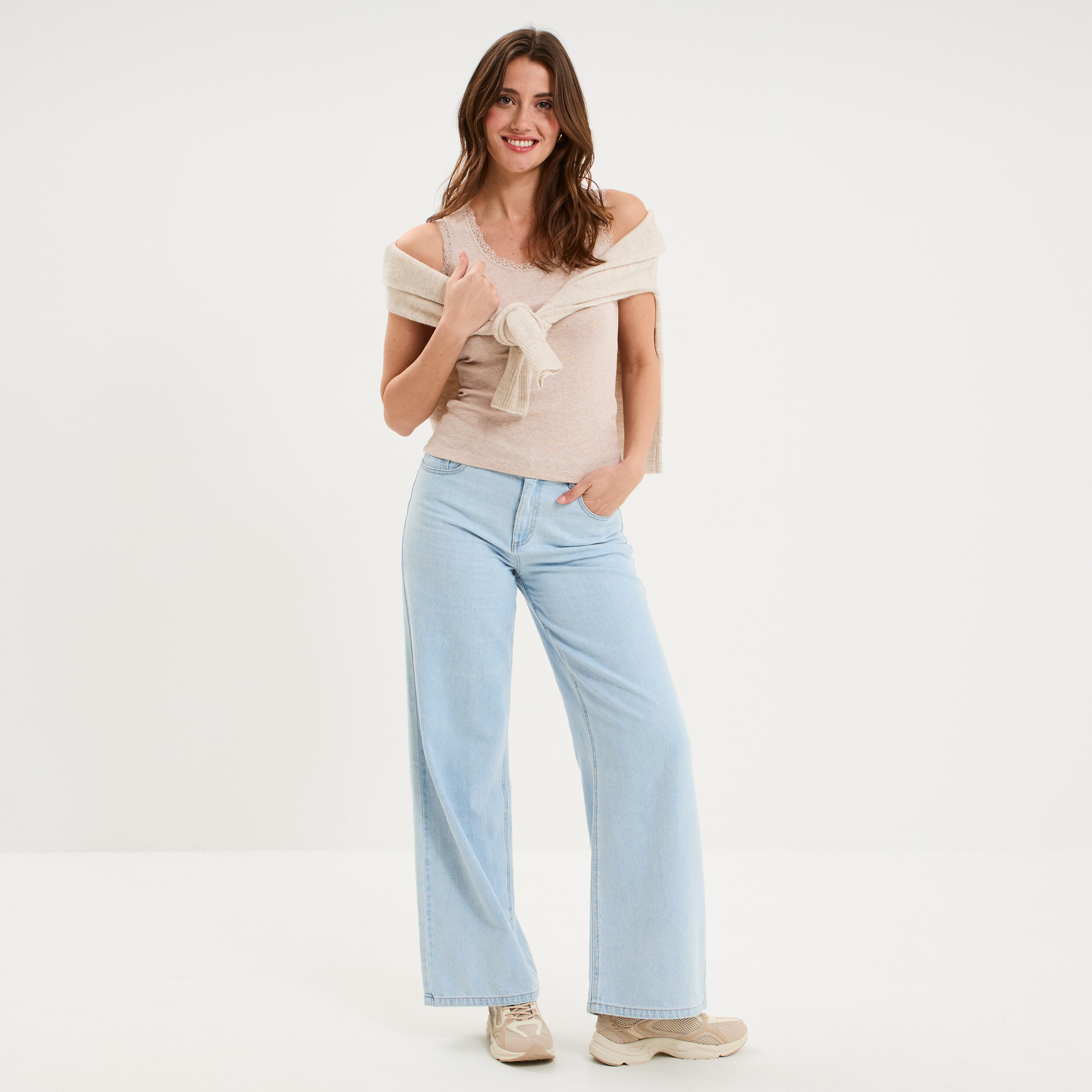 D&eacute;bardeur coton bords dentelle beige femme