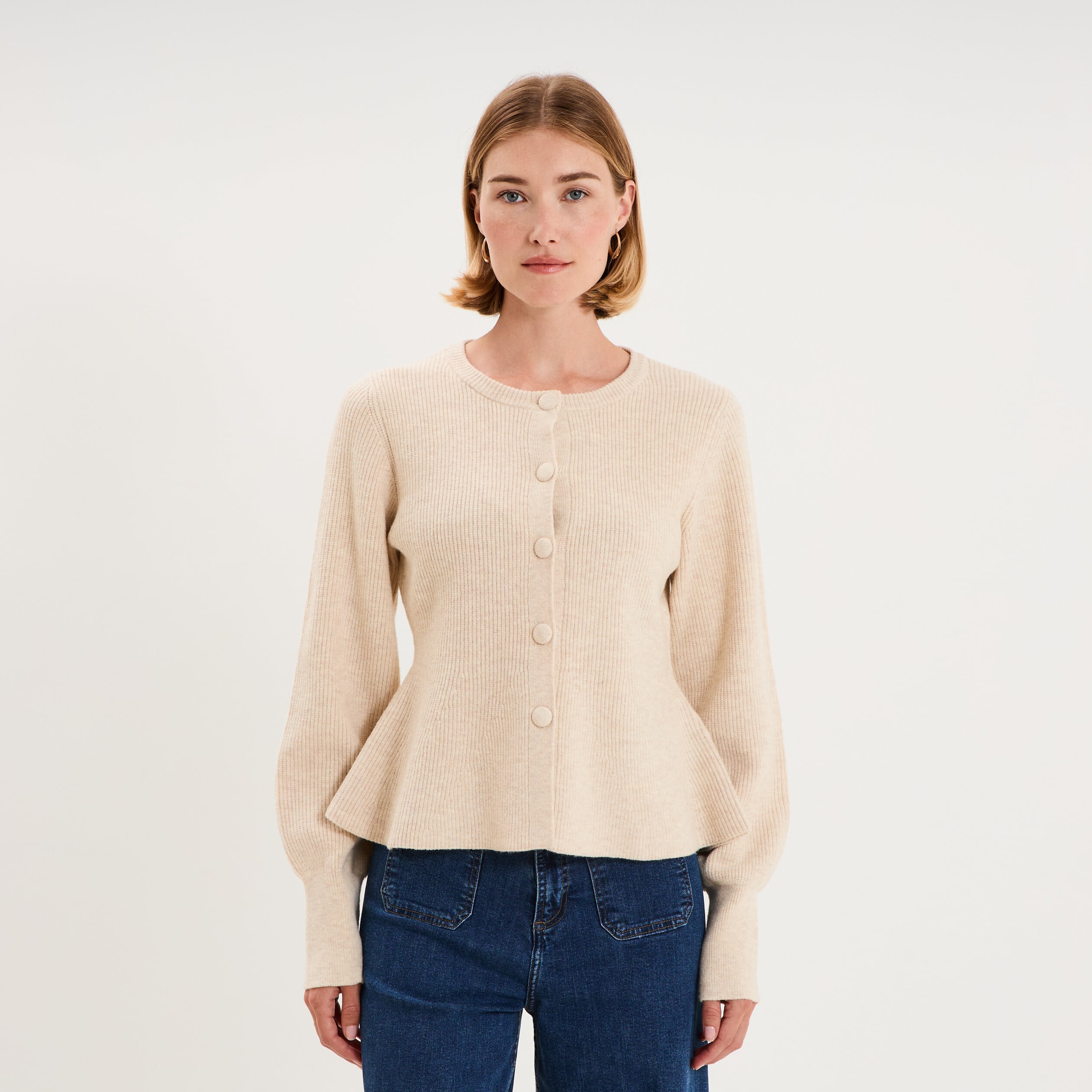 Gilet col rond boutonn&eacute; peplum ecru femme