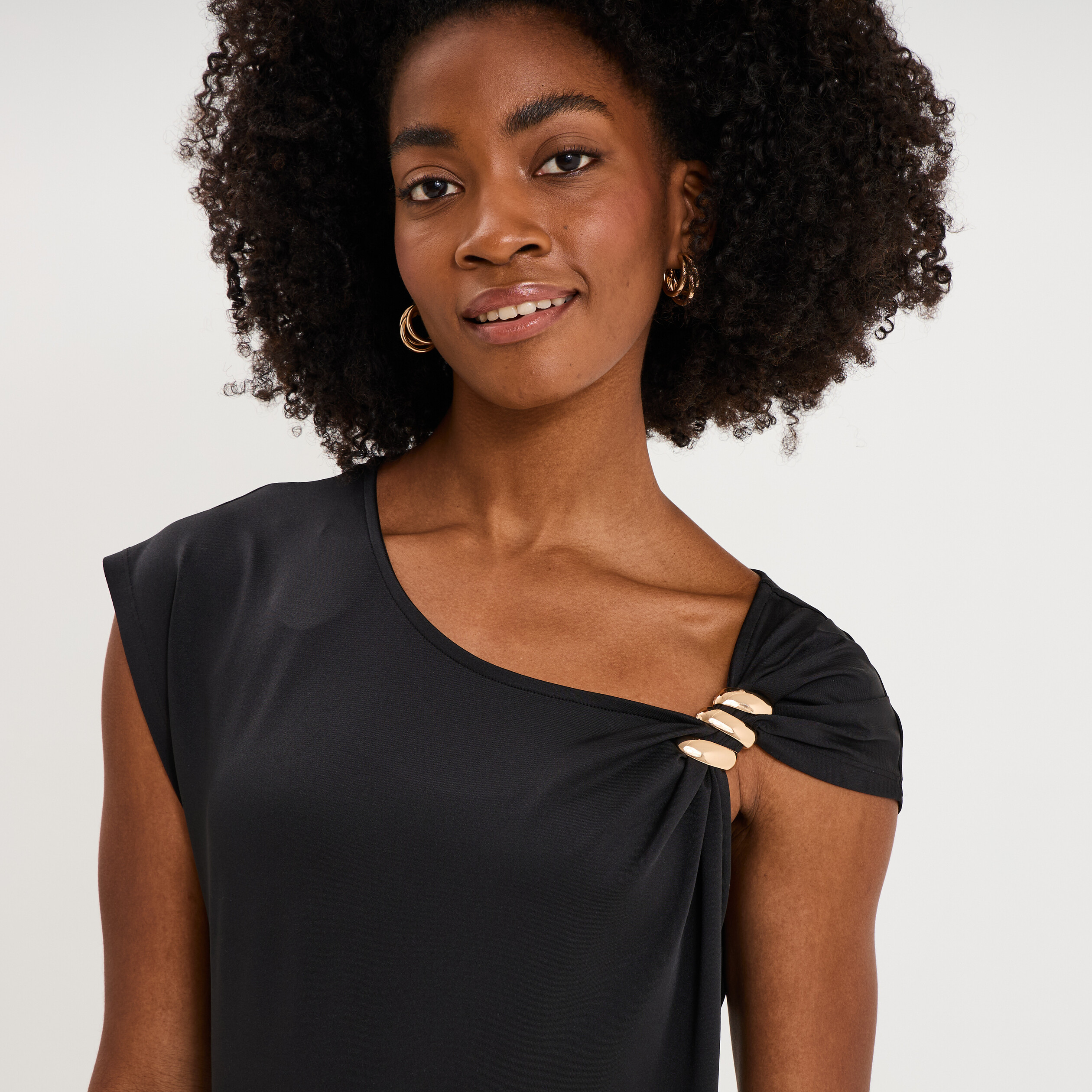 T-shirt asym&eacute;trique avec broche noir femme