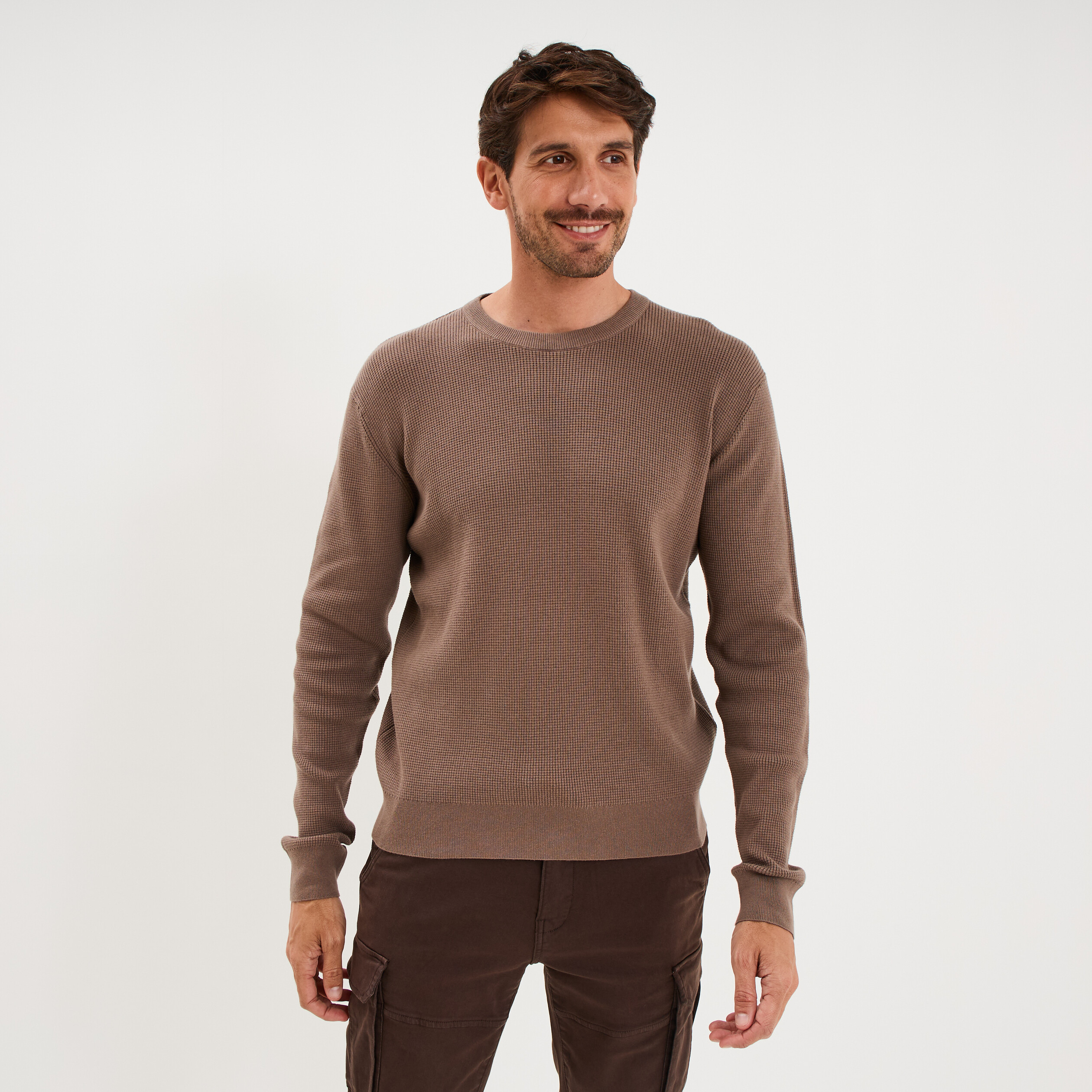 Pull en maille textur&eacute;e col rond gris fonc&eacute; homme