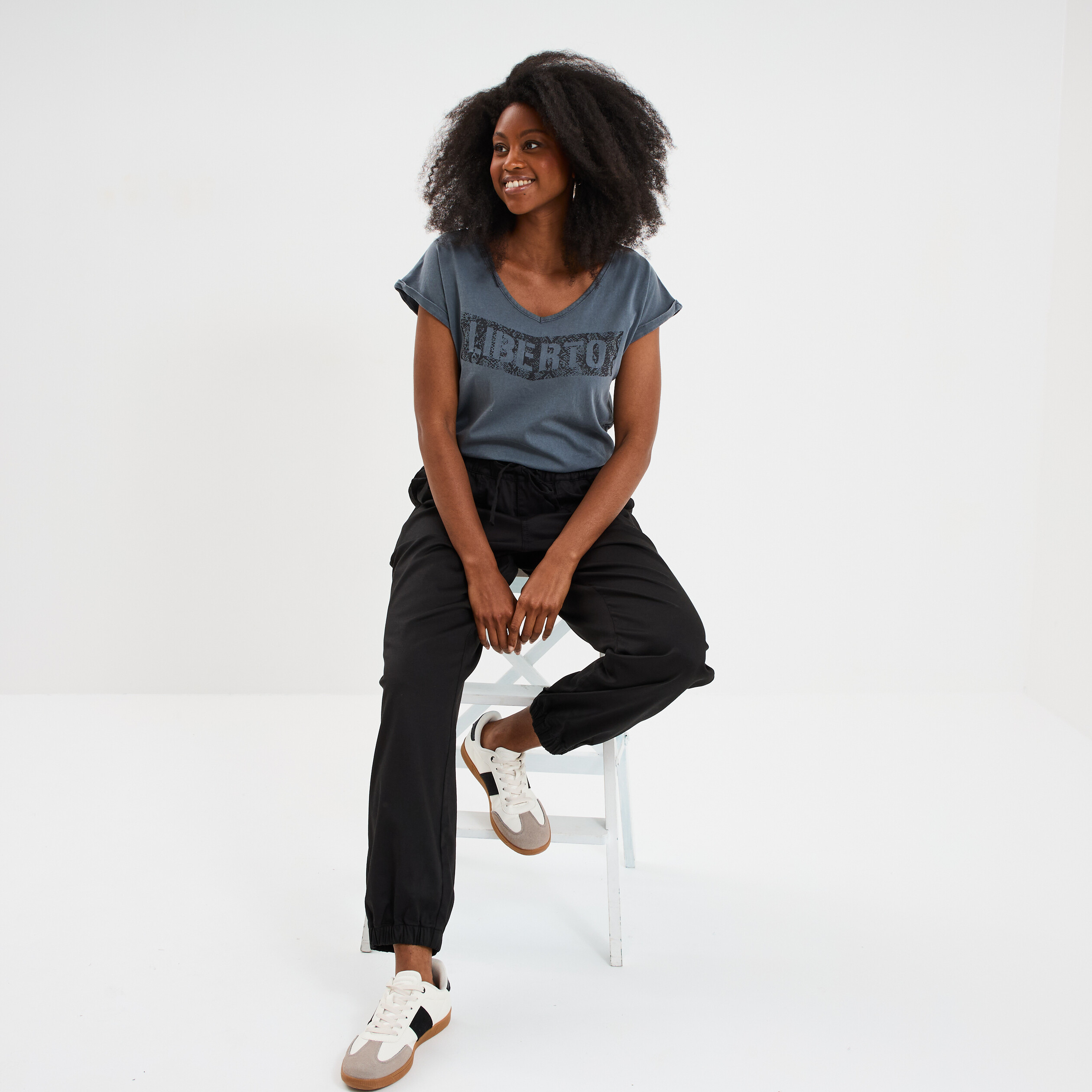 T-shirt d&eacute;lav&eacute; en coton gris femme