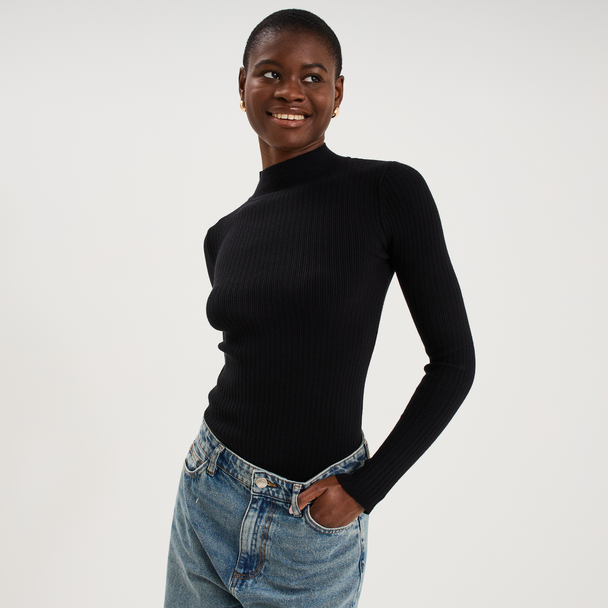 Pull ajust&eacute; c&ocirc;tel&eacute; col montant noir femme