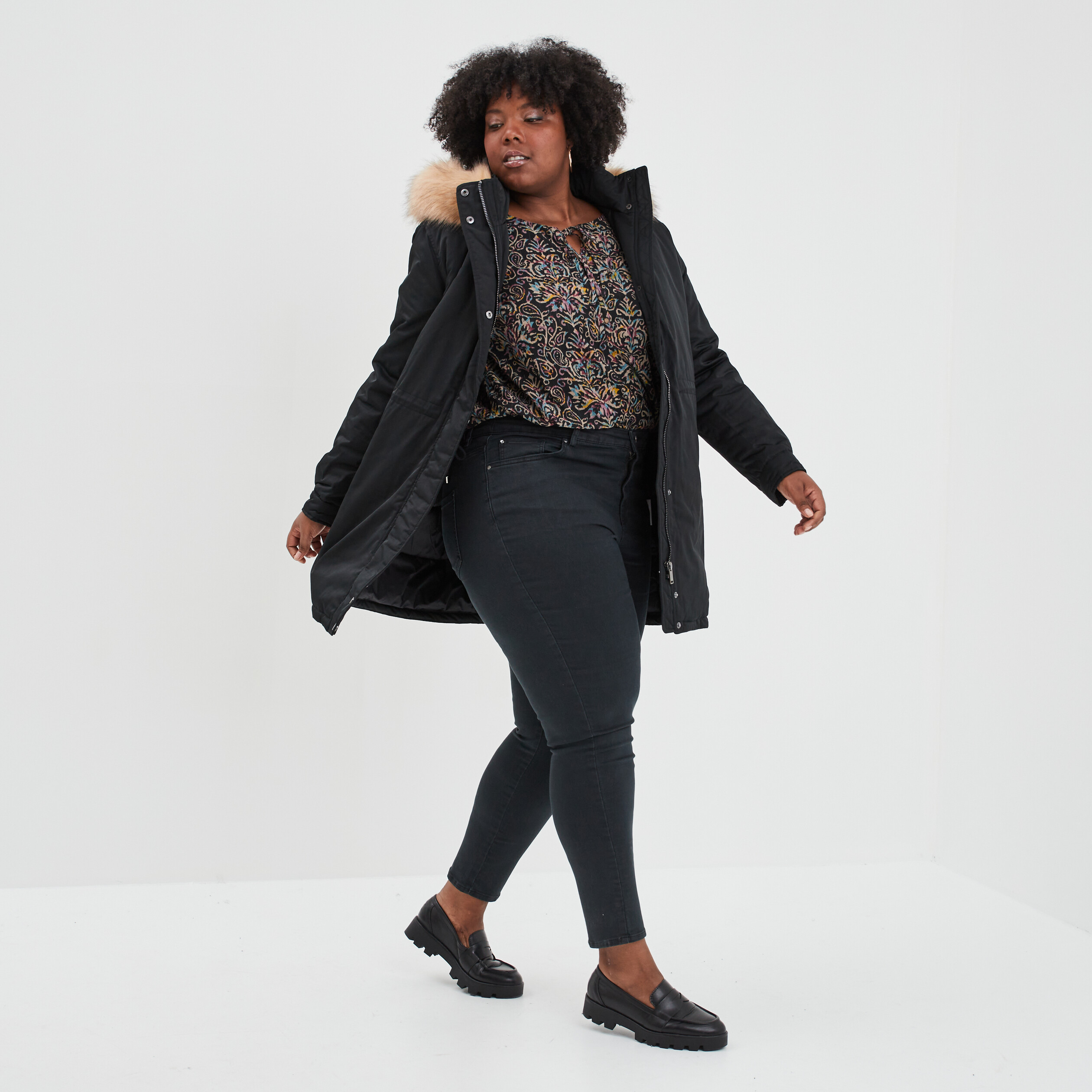 parka a capuche bordure fausse fourrure noir femmegt Parka à capuche bordure fausse fourrure noir femme grande taille