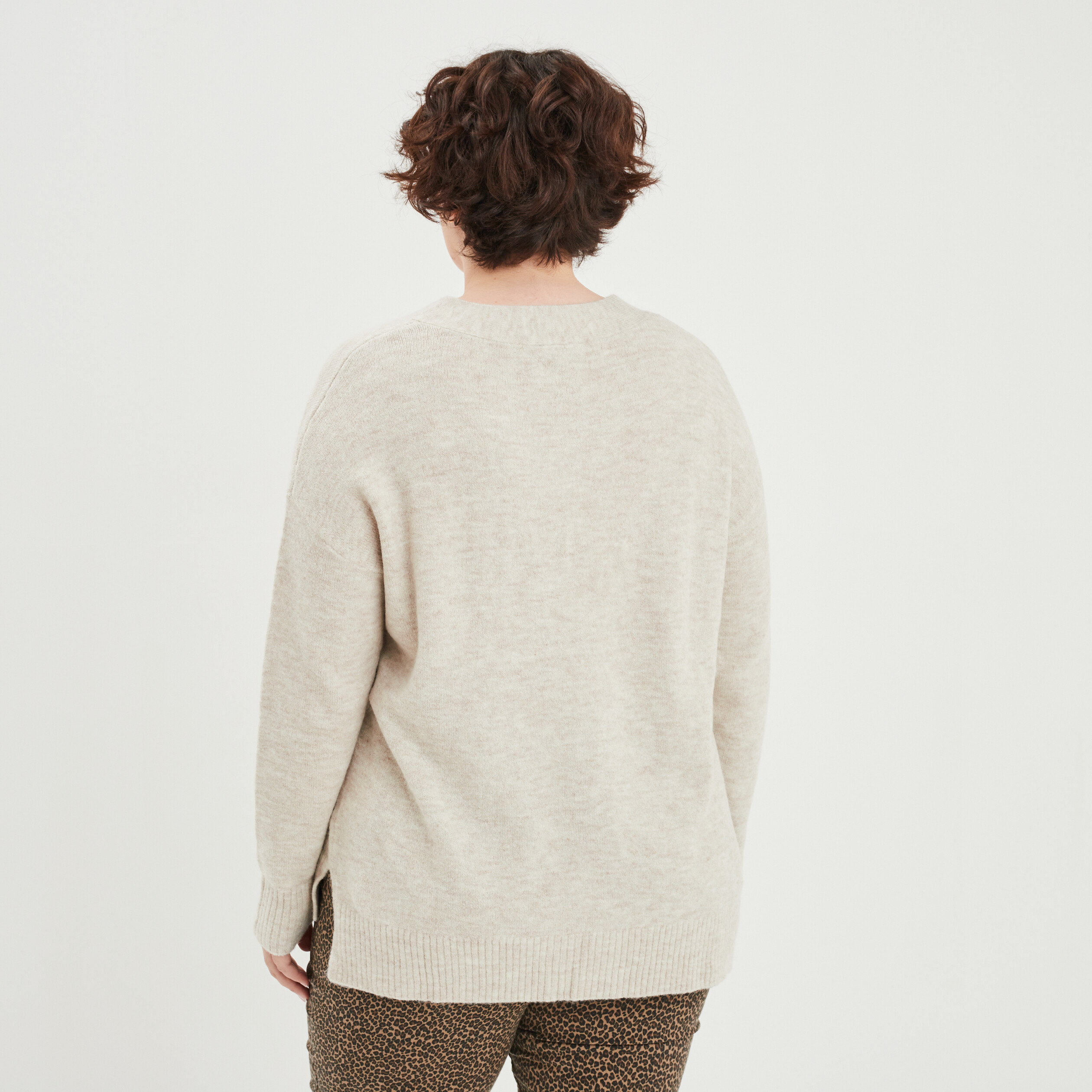pull col en v manches longues ecru femmegt Pull col en V manches longues ecru femme grande taille