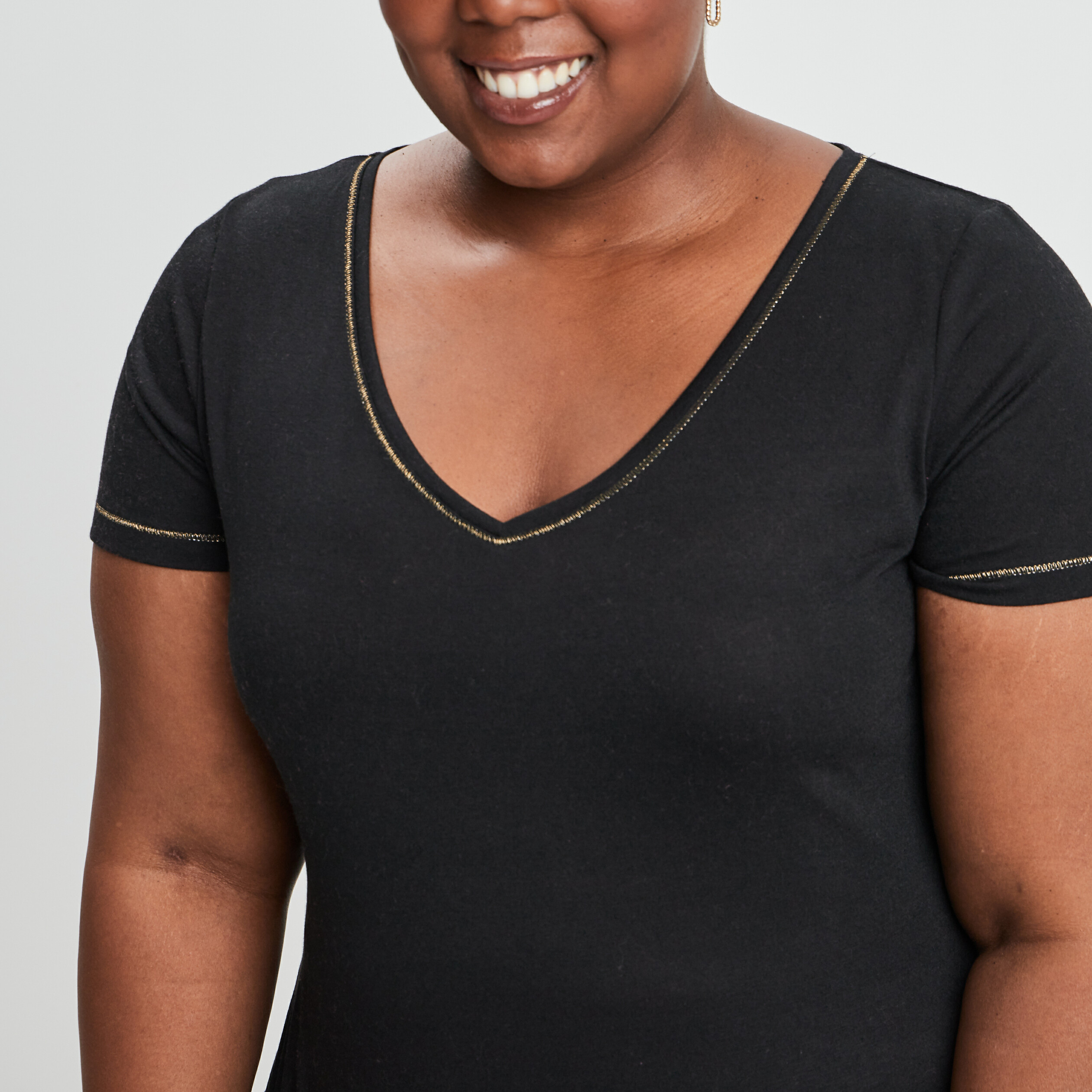 T-shirt manches courtes col V noir femme grande taille