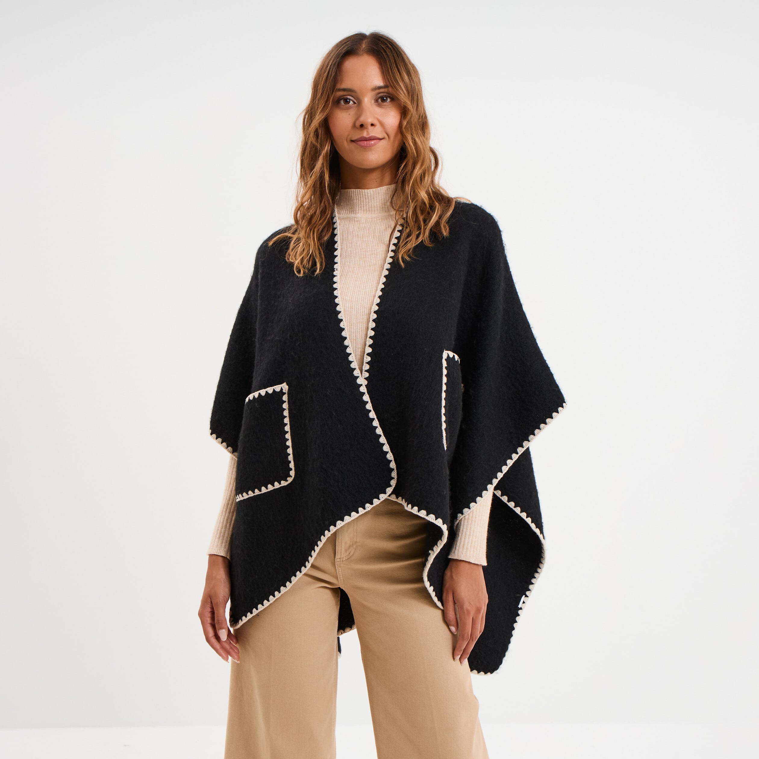 Poncho avec liser&eacute;s contrast&eacute;s noir femme